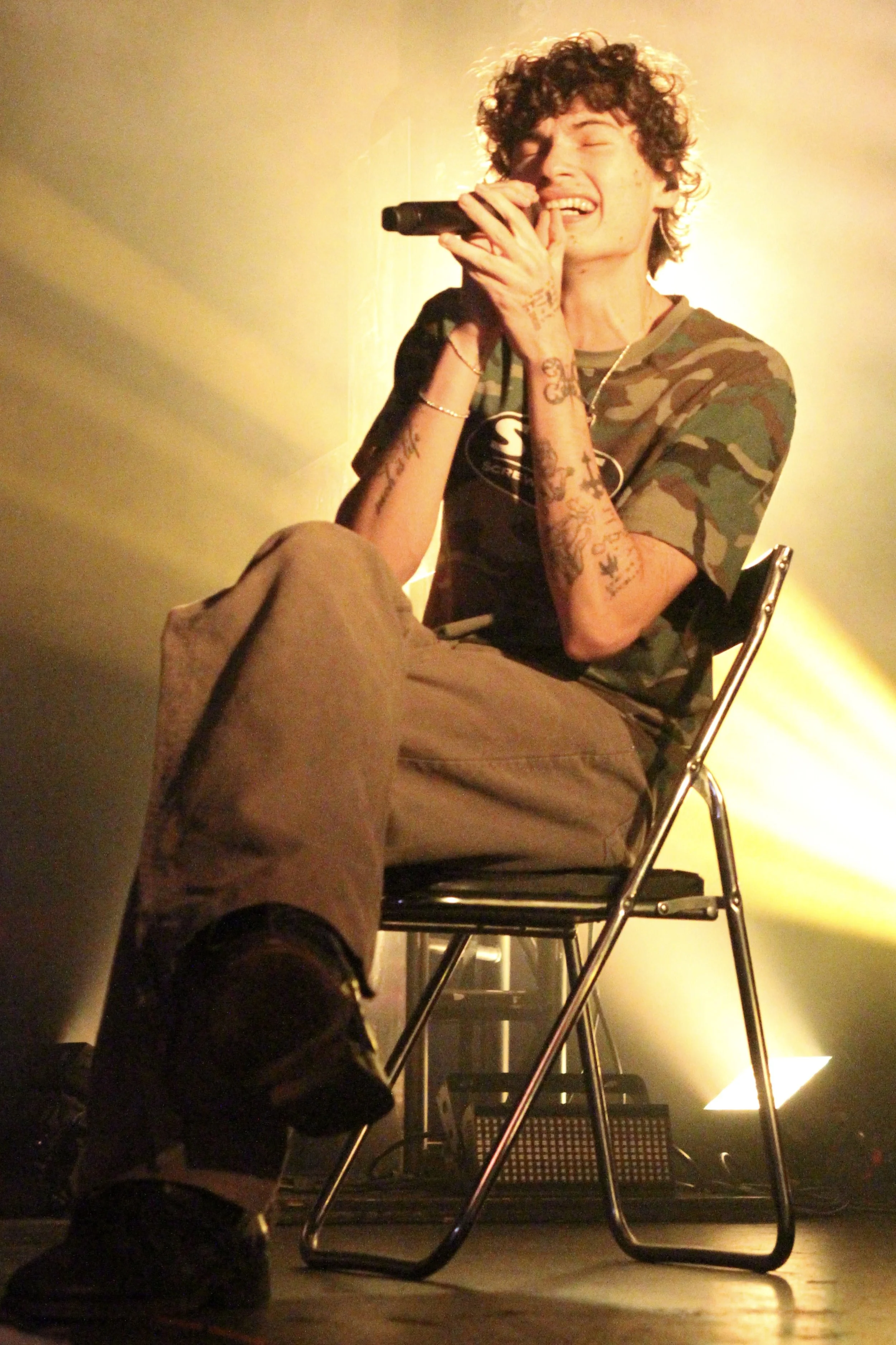  Singer and rapper glaive takes the stage, kicking off a night of electronic beats and high-energy performances. 