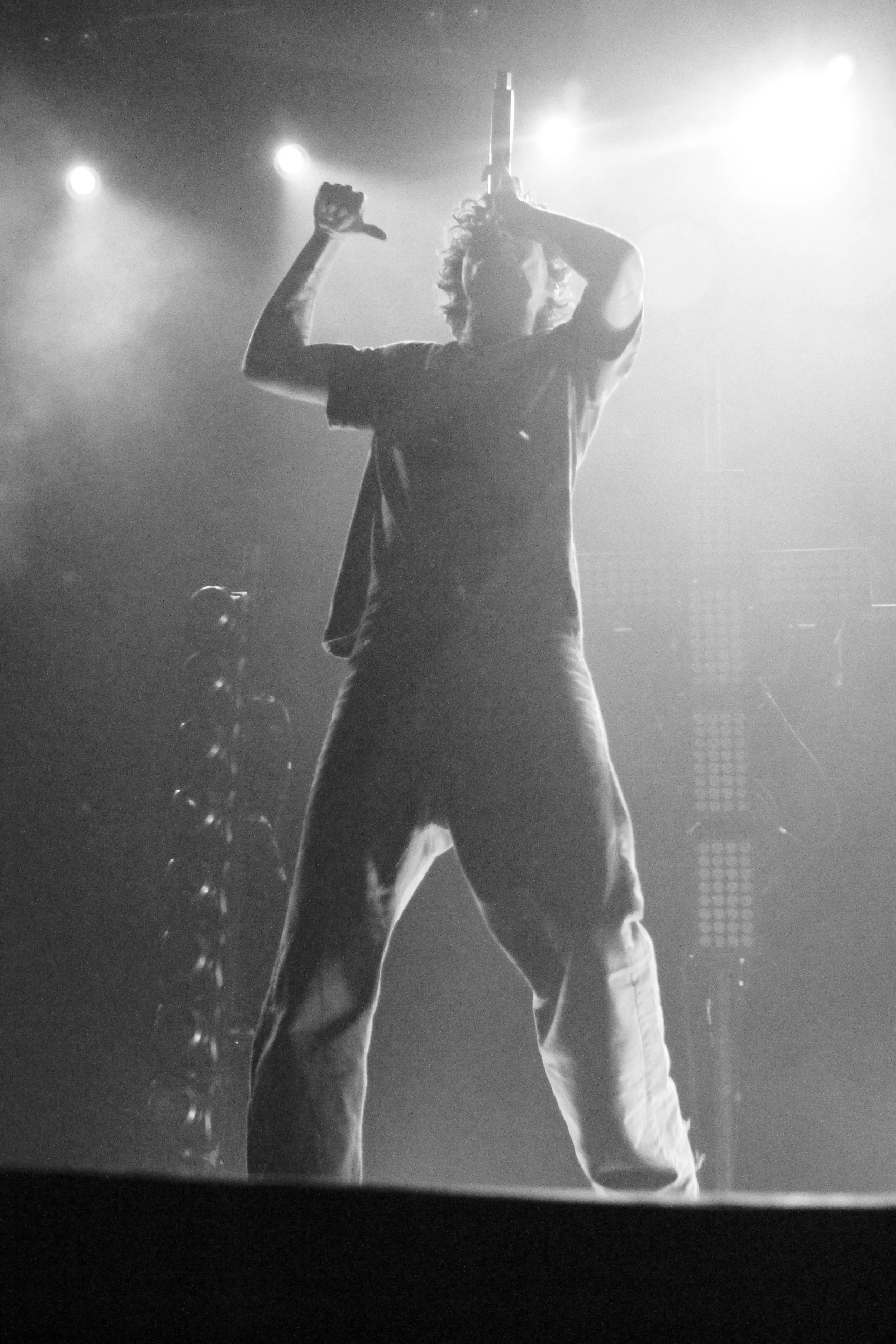  glaive sings ‘’Spinning Around” from his album  God Save the Three  to an eager audience. 