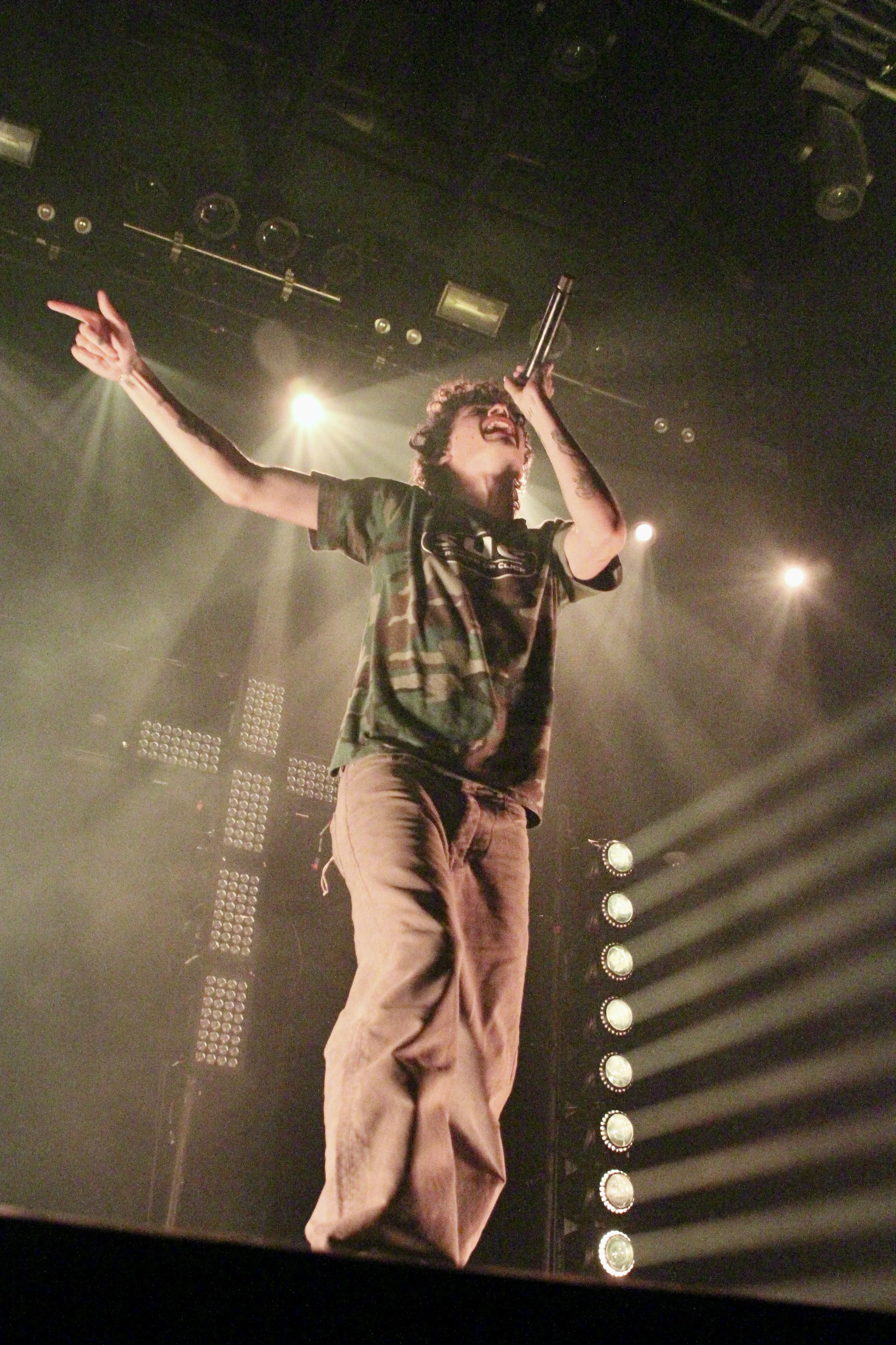  glaive combines electronic production with emotionally charged vocals during his cover of ovine hall’s “uk bitches.” 