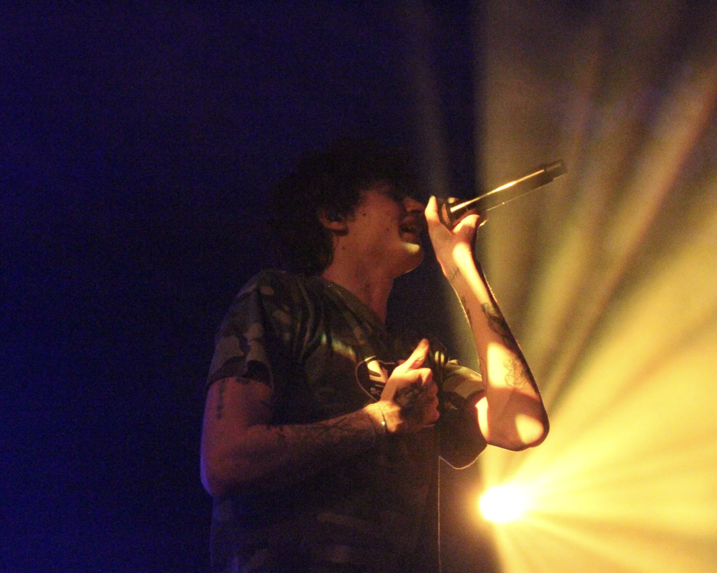  glaive points toward the audience as he performs “Nouveau Richie” for the lively crowd. 