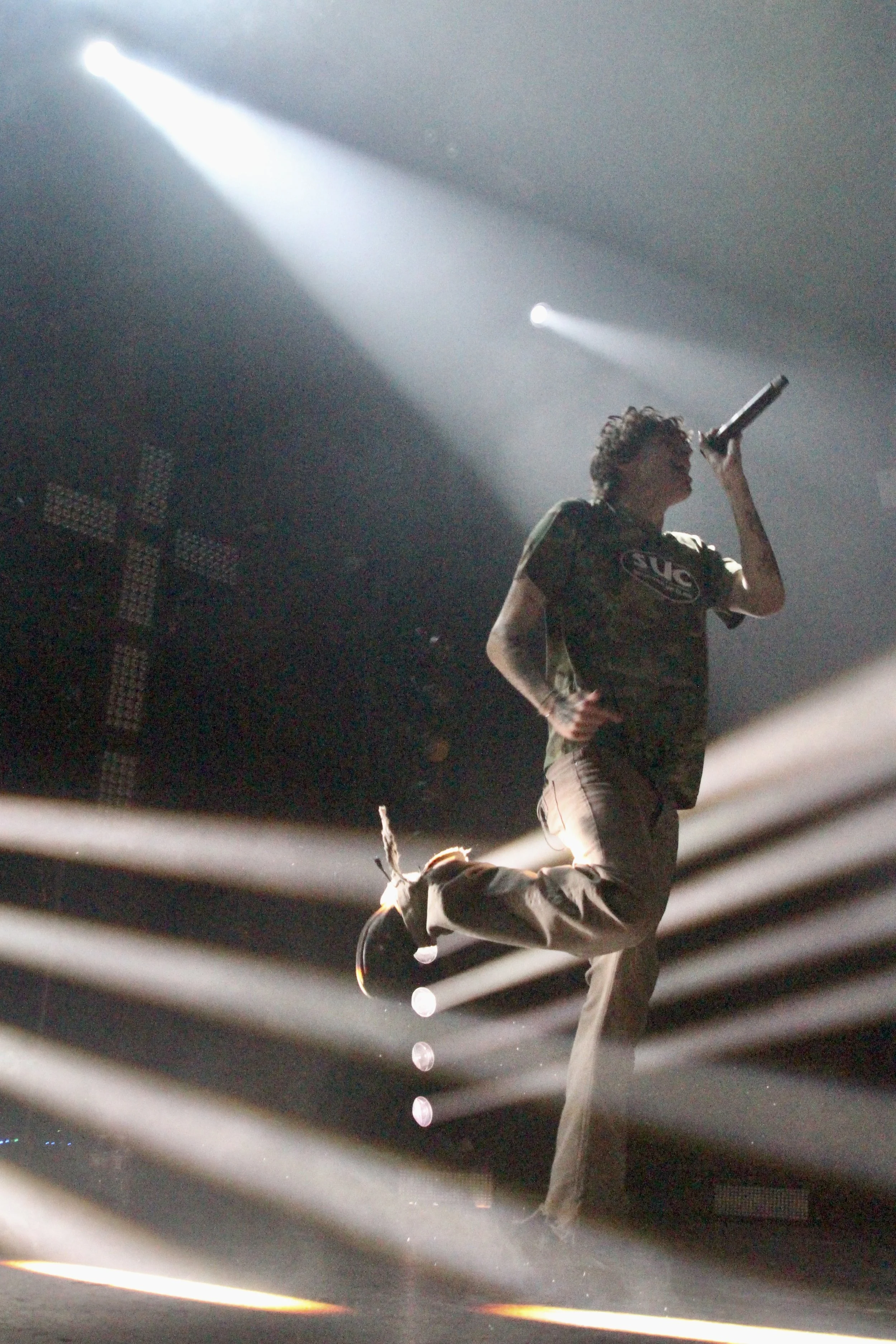  glaive energetically performs “Weird.” 
