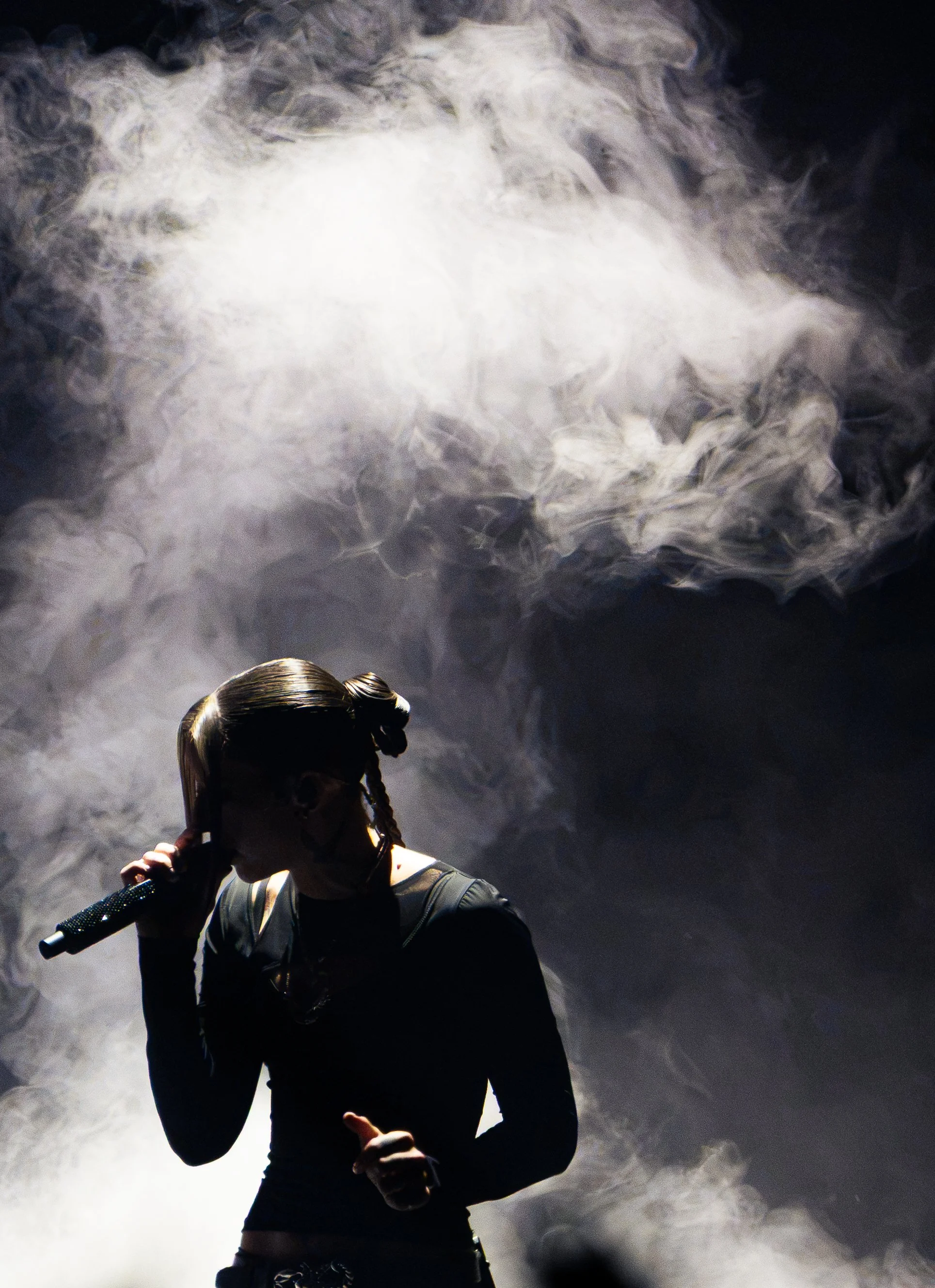  Miko raps “El intro”: “Piden algo nuevo queriendo la misma de ante' / Qué interesante” (“They want something new but crave the same old thing / How interesting.”). 