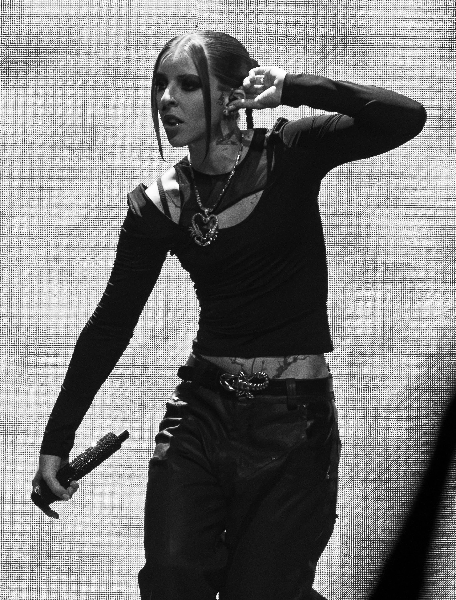  Miko dances as she performs “En el Ritz”: “Vamo a chingar en el balcony / ¿Quién va a ver? Si es el piso más alto, hey” (“Let’s fuck on the balcony / Who's gonna see? It's the highest floor, hey.”). 