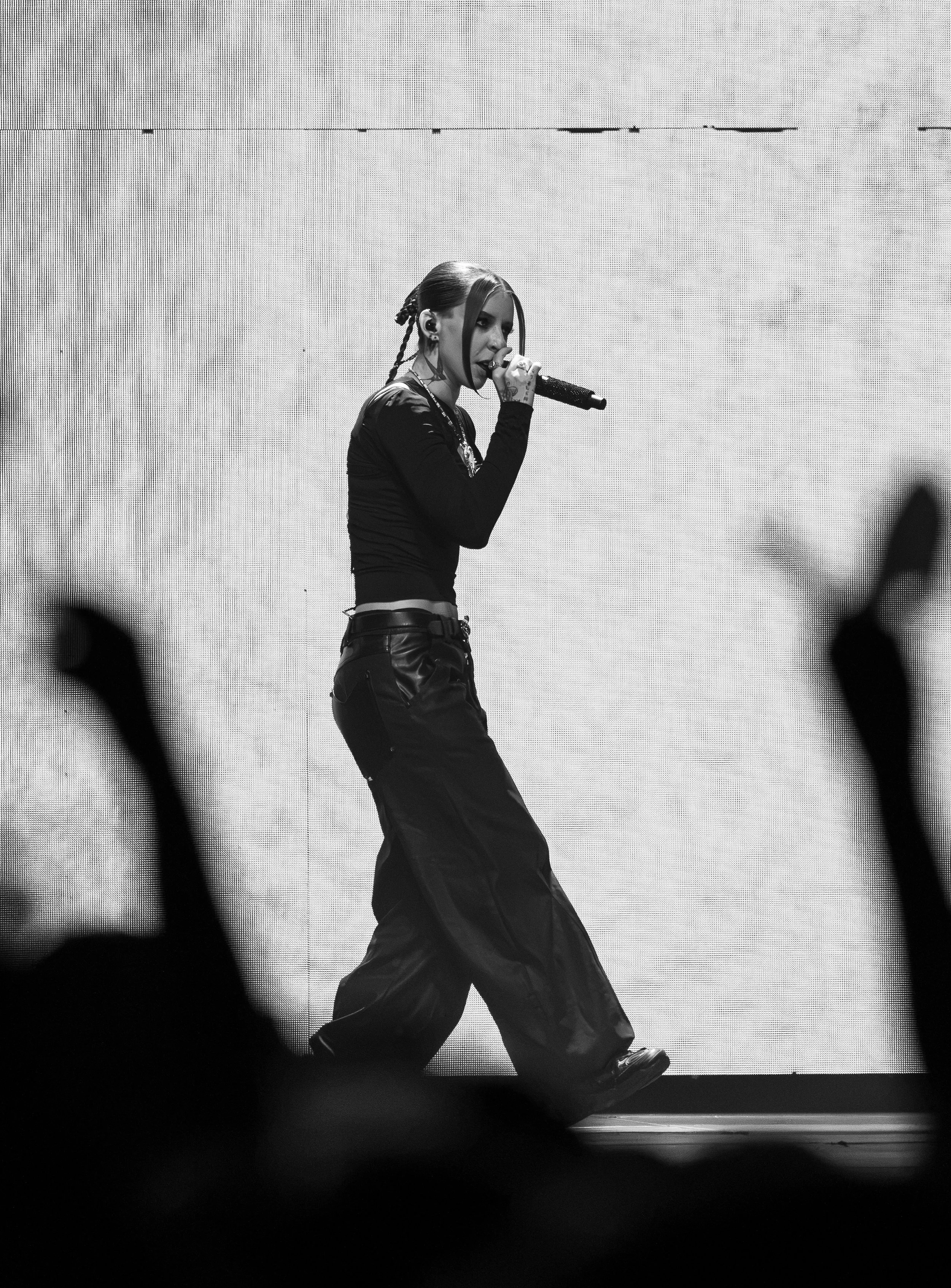  Miko dances as she performs “En el Ritz”: “Vamo a chingar en el balcony / ¿Quién va a ver? Si es el piso más alto, hey” (“Let’s fuck on the balcony / Who's gonna see? It's the highest floor, hey.”). 