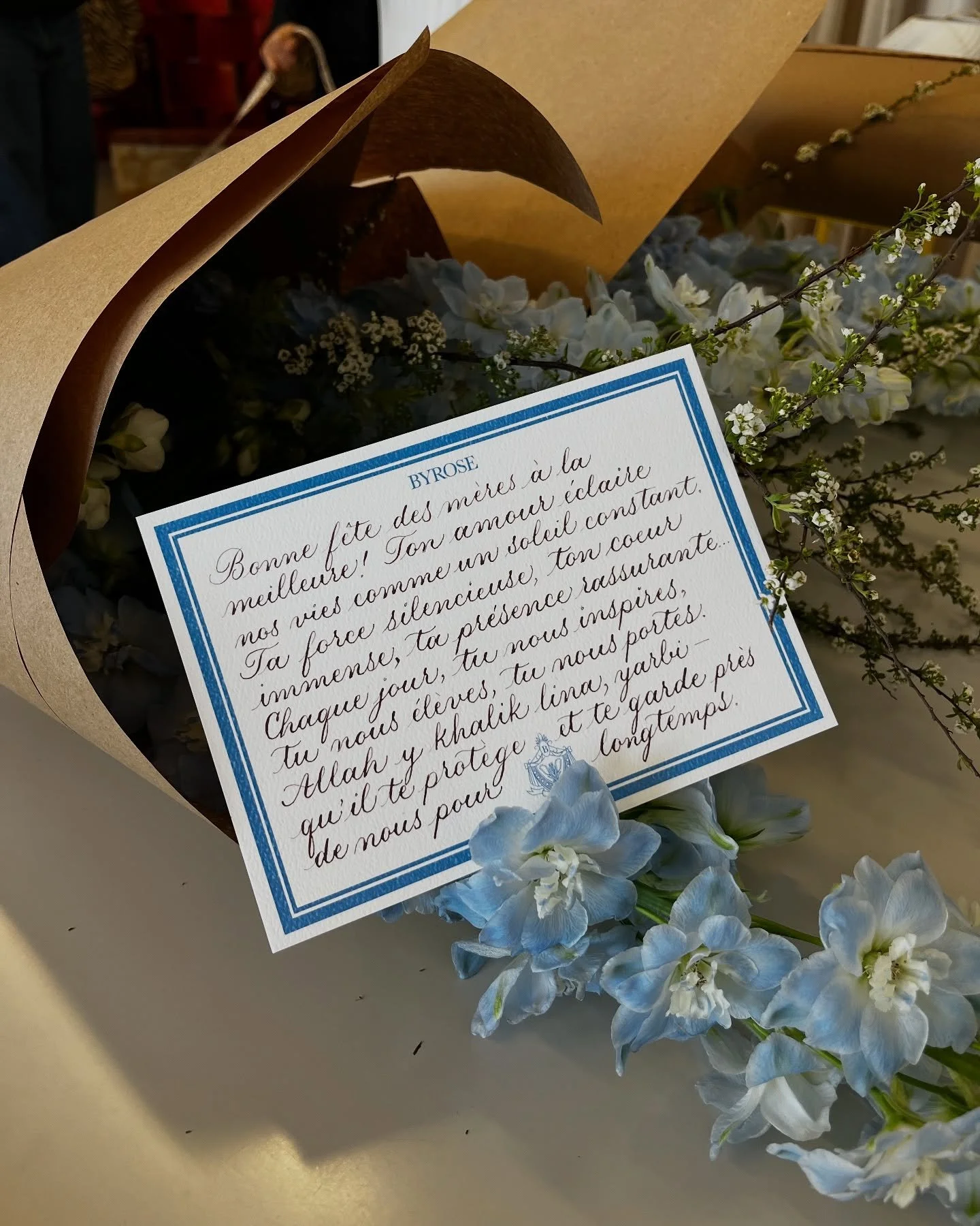 A beautiful Mother&rsquo;s Day collaboration with @studio.byrose ✍🏻🩵
Their floral designs are nothing like I&rsquo;ve ever seen &mdash; they&rsquo;re available for events, weddings and chic floral styling.