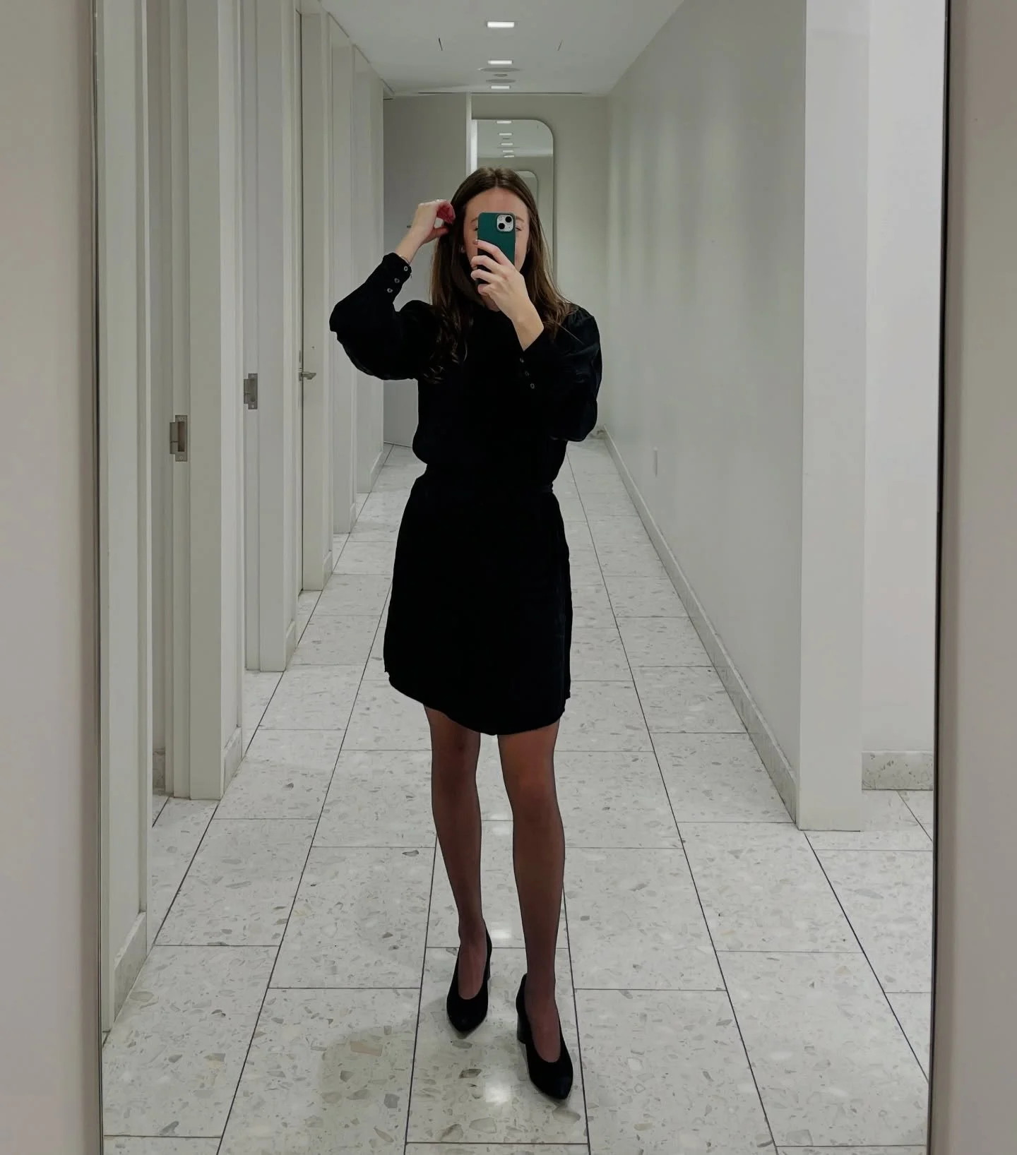 Snippets from my Holiday season❣️ 

Faceless selfie @holtrenfrewogilvy 
Hot foiled ribbons @the_wedding_masterclass @eventsbypaigeligris 
Envelope addressing @maison.carlyle 
Wine bottle engraving 
Perfume engraving @officialbyredo @sephoracanada 
Pe