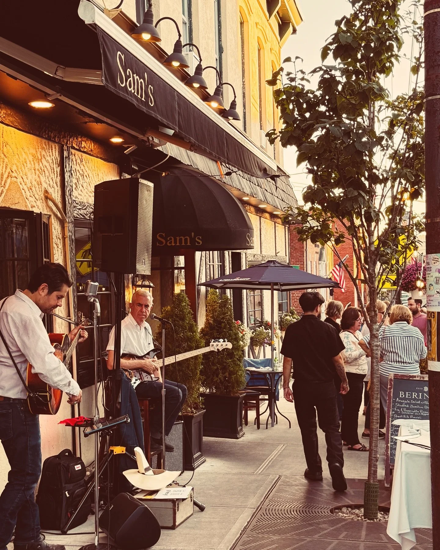 The charming streets of Dobbs Ferry were alive on Friday night! Thank you everyone for joining us at Sam's Restaurant. Old-school Italian food at its best!
Smoky O Duo w Steve on bass / backing vocals
@steverubenstein
📸 @fe_cia.may