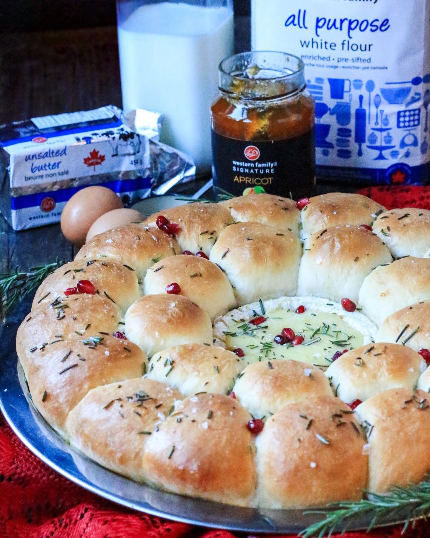 |Christmas Bread Wreath with Baked Apricot Camembert| Why not make this Christmas one to remember by going the extra mile and shaping your holiday baking into a classic Christmas decoration? In this recipe, I opted to shape the traditional dinner rol