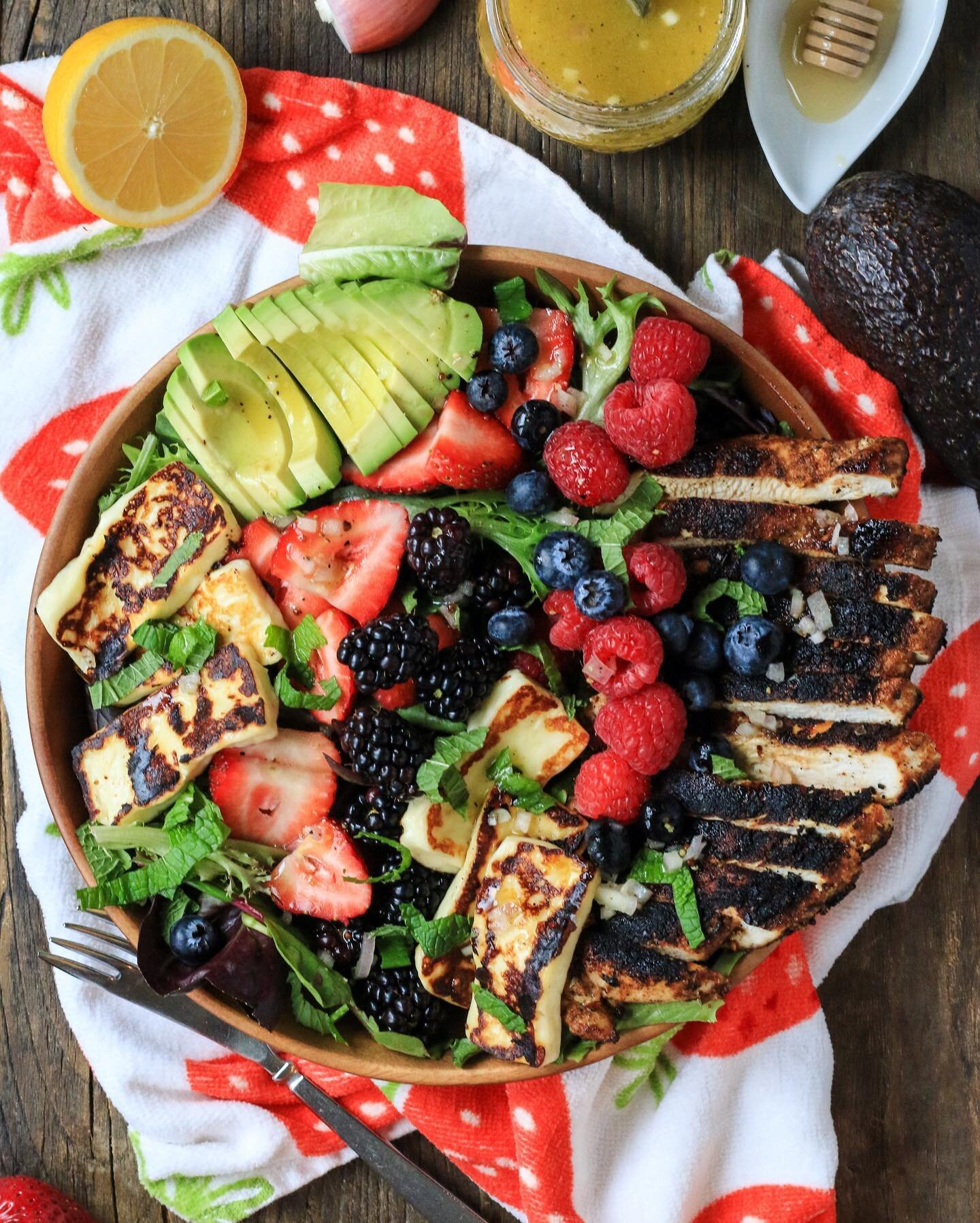 |Blackened Chicken and Grilled Halloumi Salad with Fresh Berries| Spring is in the air with this vibrant and fresh salad. I couldn't think of a better recipe to try out for this one as I loved how high quality and affordable the chicken was at my loc