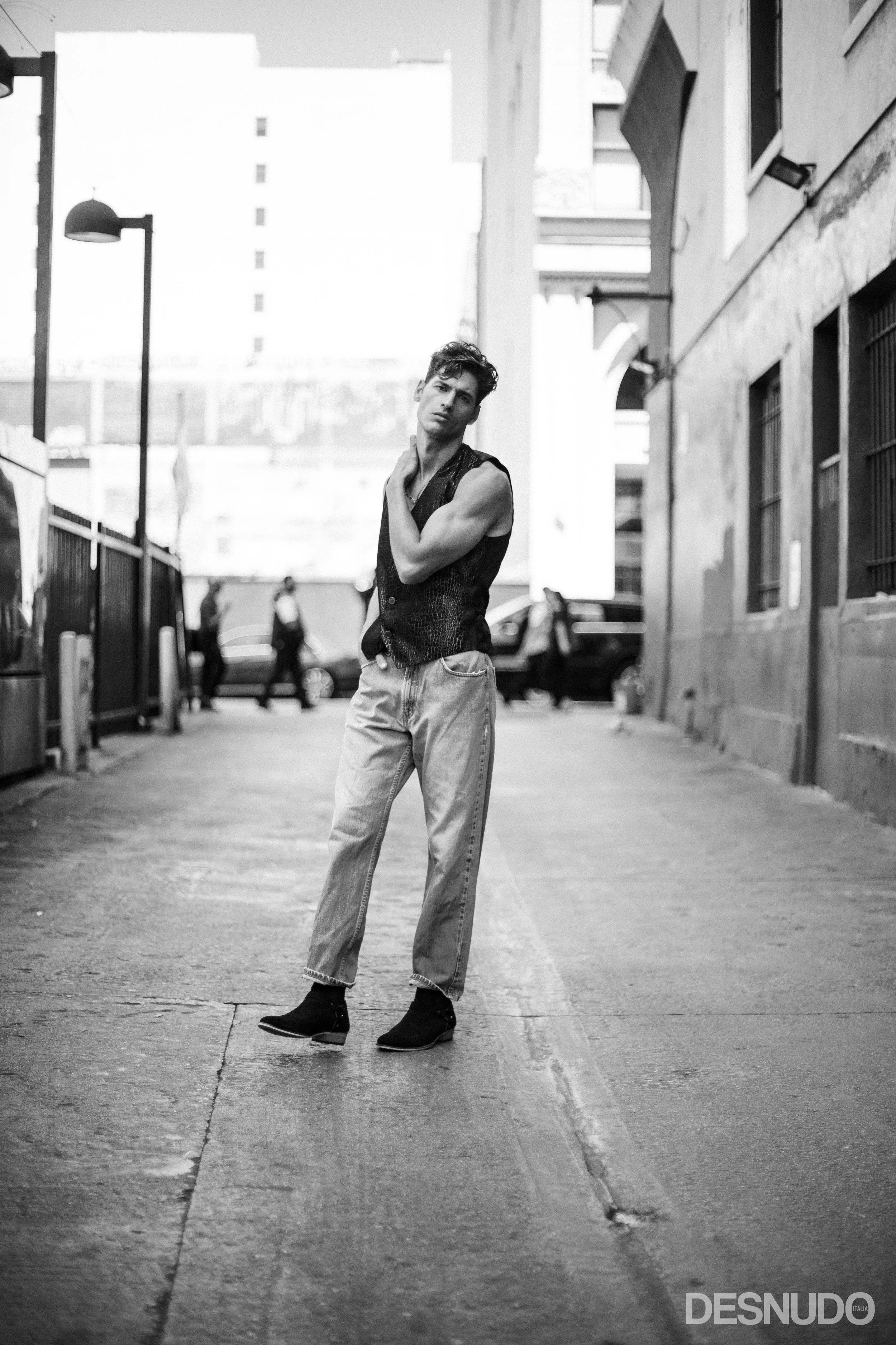 gilè MISTER TRIPLE X , jeans LEVI’S , scarpe TOPMAN