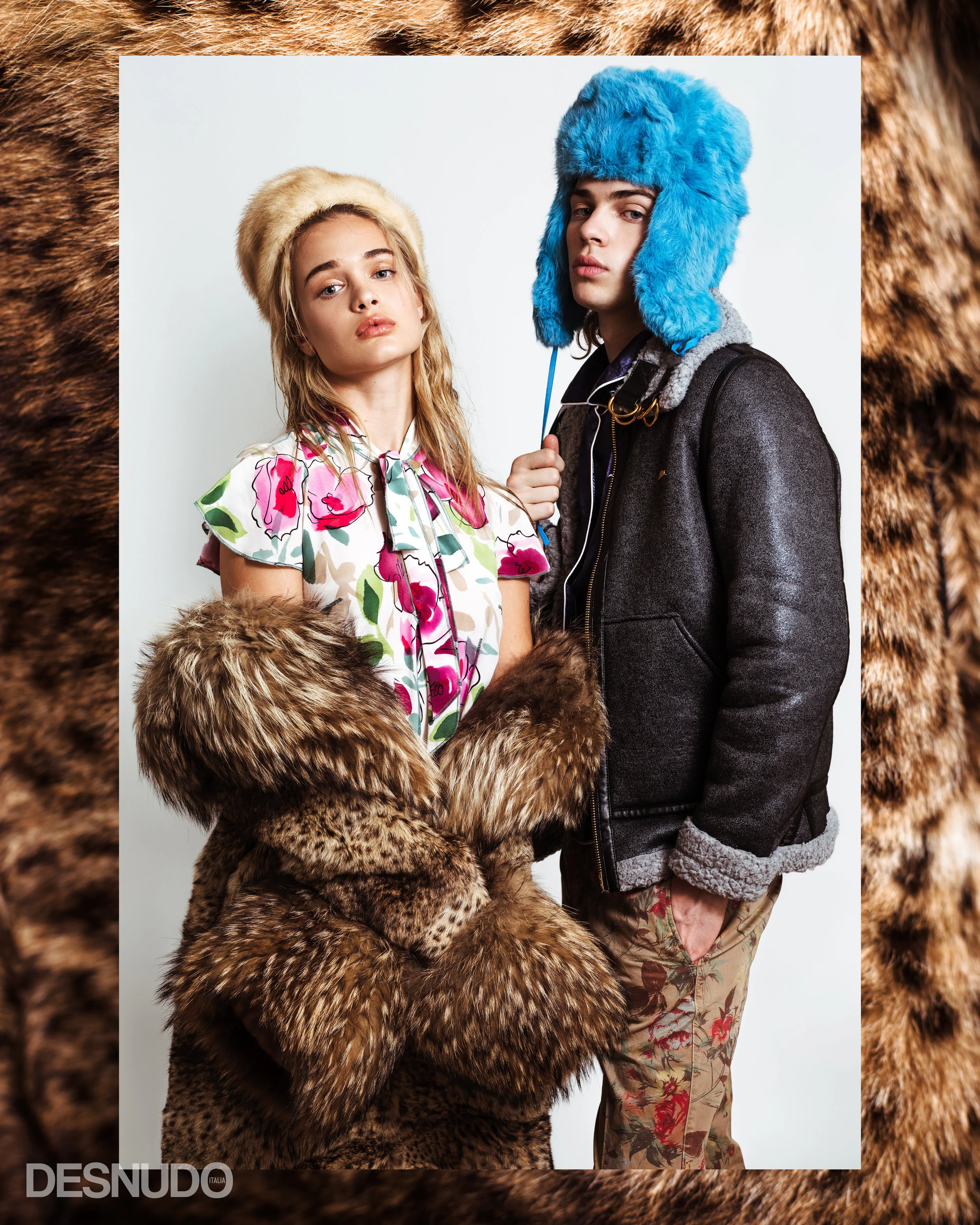 FUR AND FLORAL Prendi due temi apparentemente in contrasto e crea un susseguirsi graduale dall’inverno alla primavera, mentre rendi i tuoi capi più leggeri, il doppio. Carolina indossa tuta loreale DOLCE & GABBANA , cappello e cappotto VINTAGE HAGGARTY’S BEVERLY HILLS , Justin indossa camicia in raso LE CRUZ , cappotto in shearling A. TIZIANO , pantaloni GthaD , cappello di coniglio ARCHIVES