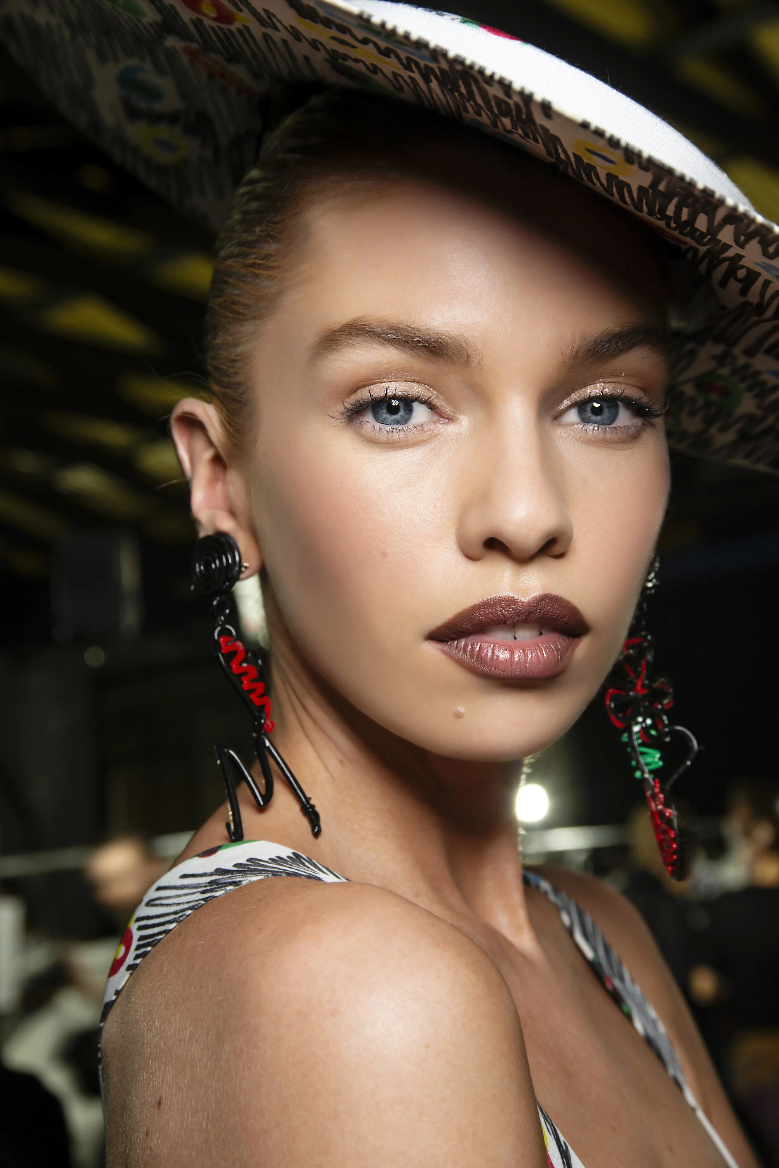 MOSCHINO Full brows, perfect skin and brick red lips. Look created by Tom Pecheux.