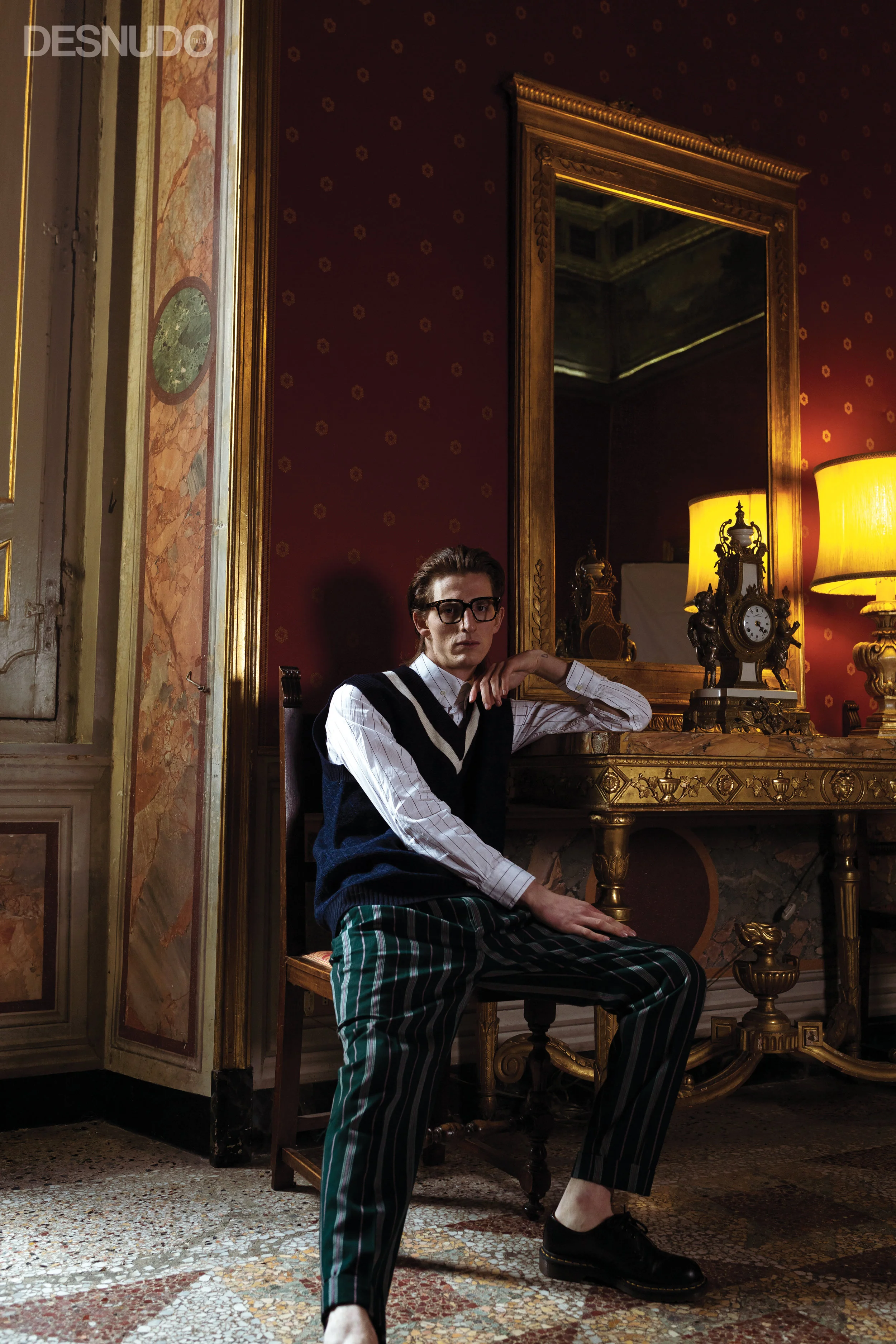 camicia VIVIENNE WESTWOOD , gilet scollo a V e pantaloni SCOTCH & SODA , scarpe DR. MARTENS , occhiali L.G.R