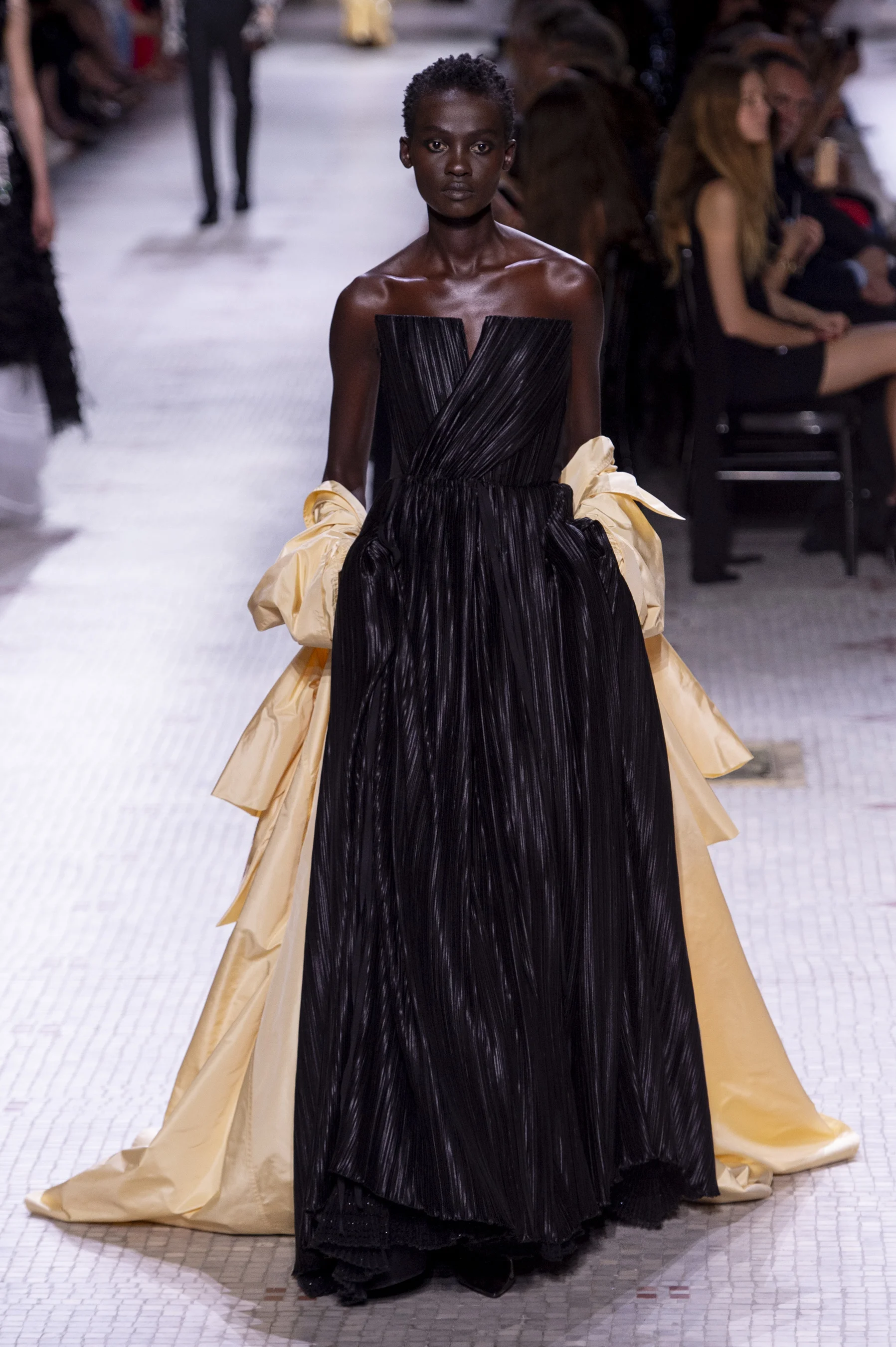 Givenchy HC RF19 1326.jpg