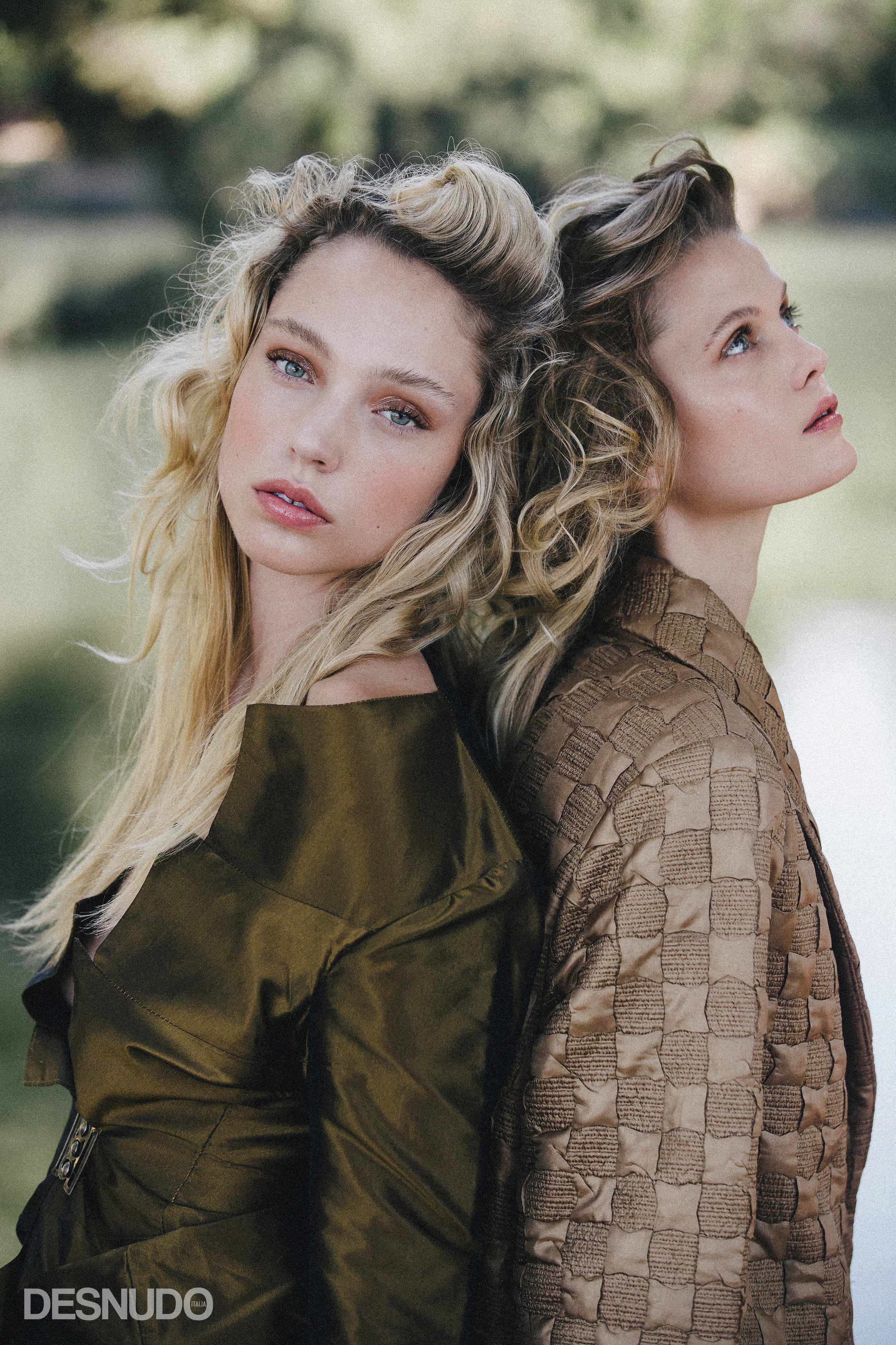Hailey indossa cappotto BARUNI , Jennifer indossa giacca MONICA LEIGH