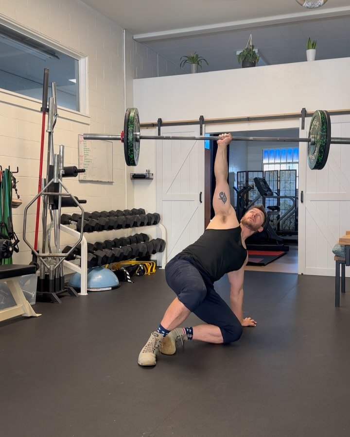 💪 Coach Dylan showcasing his signature lift: the Turkish Get-Up! 🏋️&zwj;♂️ 

Check out video 2 for a real moment of growth&mdash;a failed attempt. But remember, it&rsquo;s okay to fail! Every step is progress. 🙌

Ready to level up your strength ga
