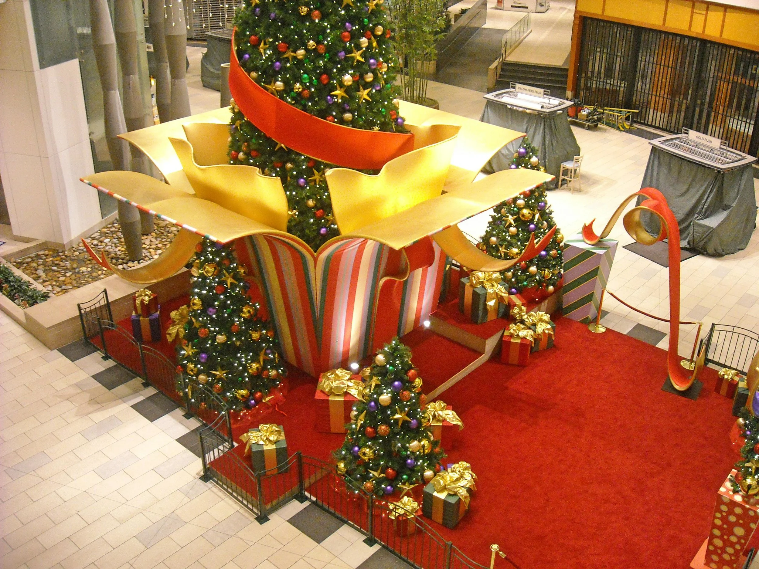Shopping Mall Christmas Decor