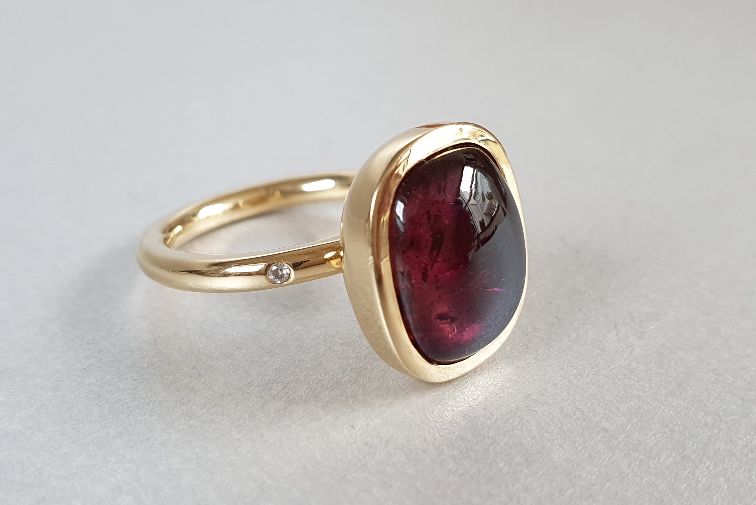 18k-yellow-gold-pink-tourmaline-cabochon.jpeg