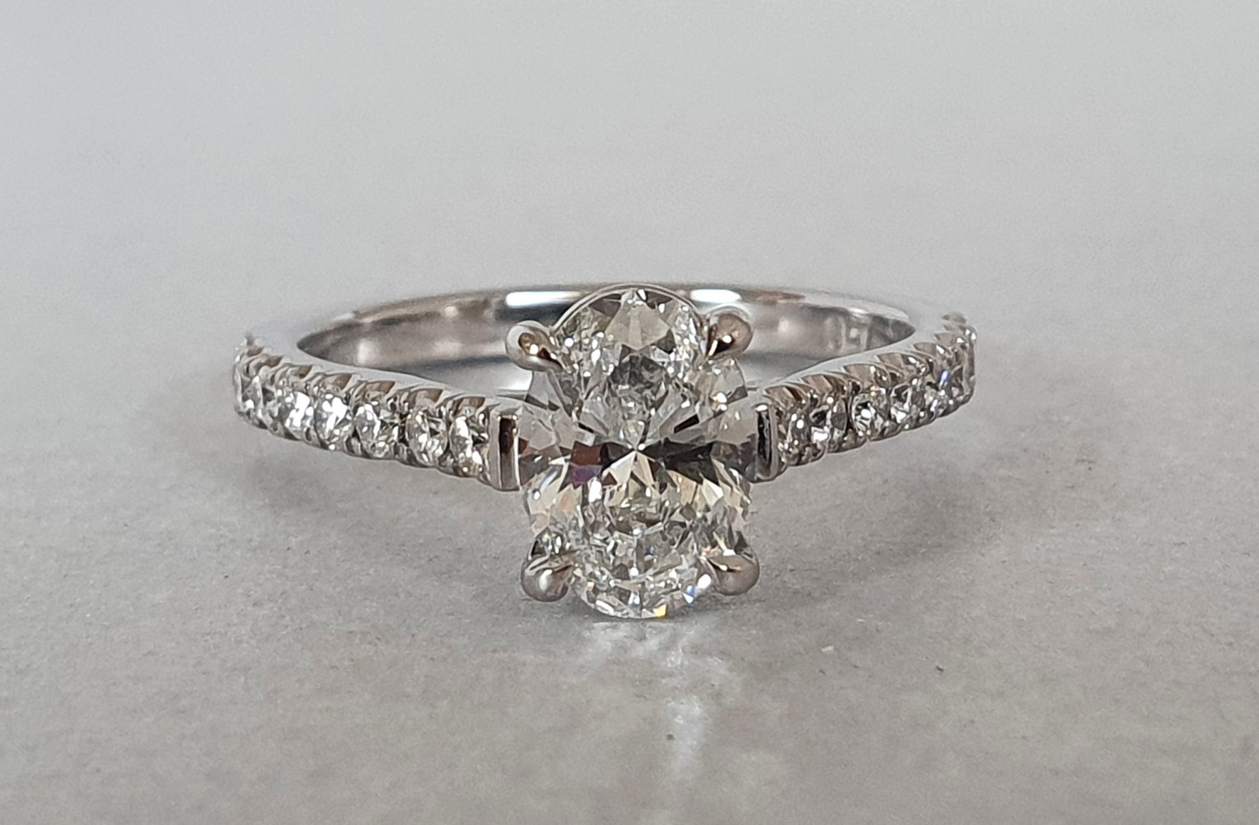1 ct oval Diamond in 18k White Gold