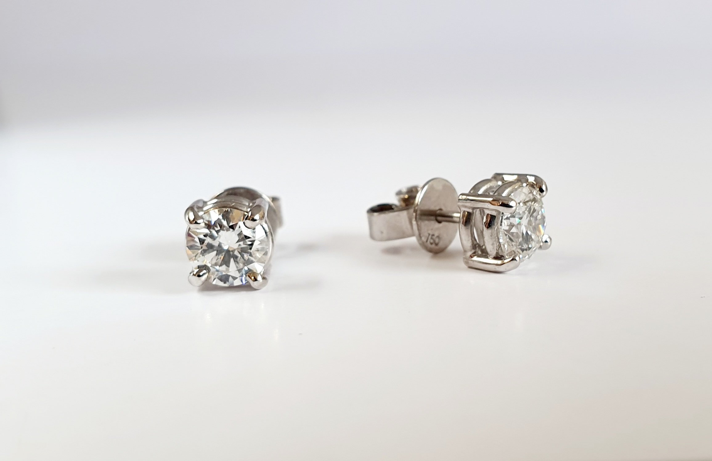 18k-4claw-white-gold-diamond-studd-earrings.jpeg
