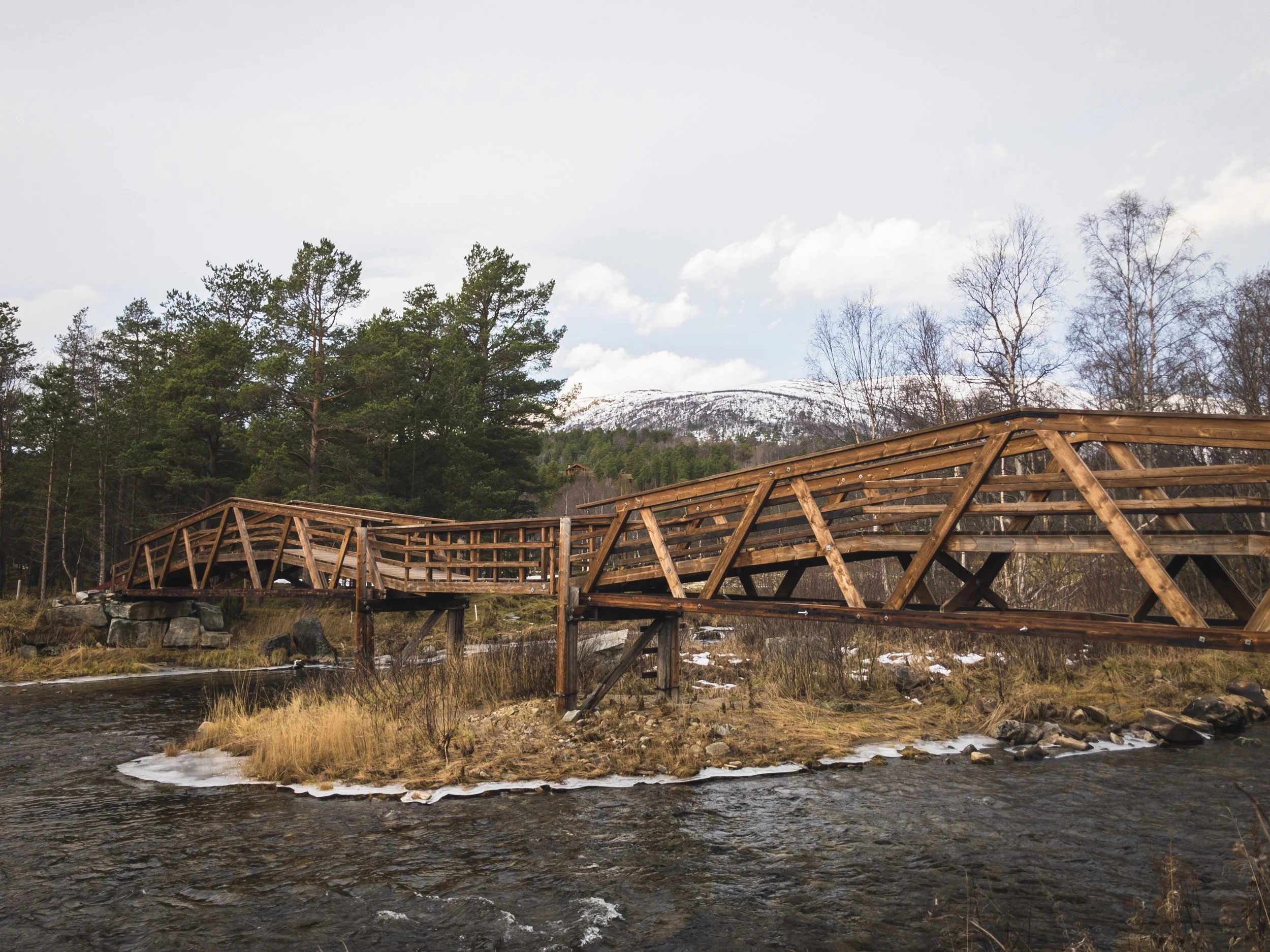 Moabrua over Vindøla, bygget i 2015 på dugnad, tegnet av Endre Hals