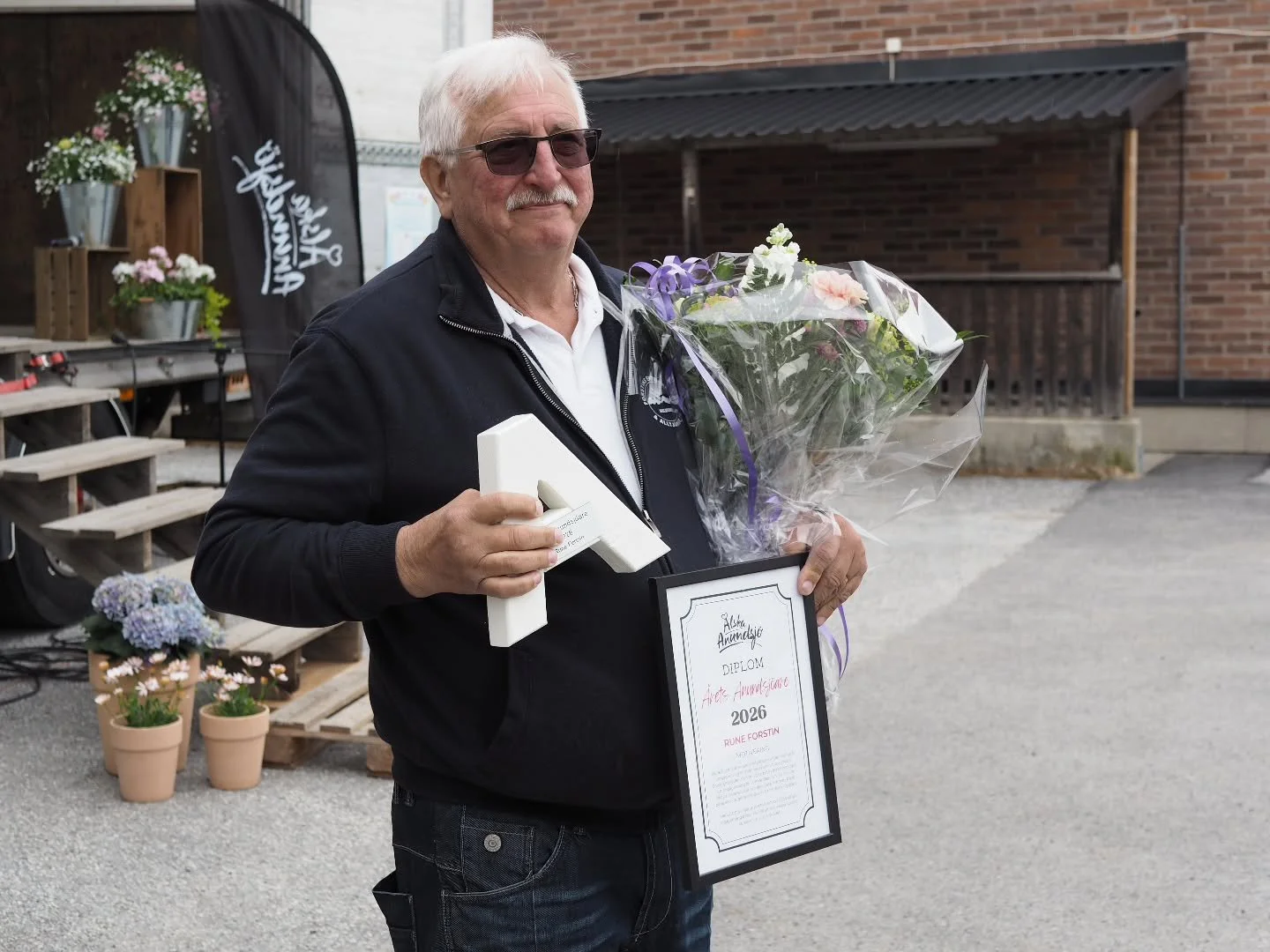 &Aring;RETS ANUNDSJ&Ouml;ARE 2026 🎉

Rune Forstin &auml;r en sann eldsj&auml;l som under m&aring;nga &aring;r engagerat sig f&ouml;r m&auml;nniskor och utvecklingen i Solbergsbygden. Genom sitt arbete i flera f&ouml;reningar, sitt engagemang f&ouml;