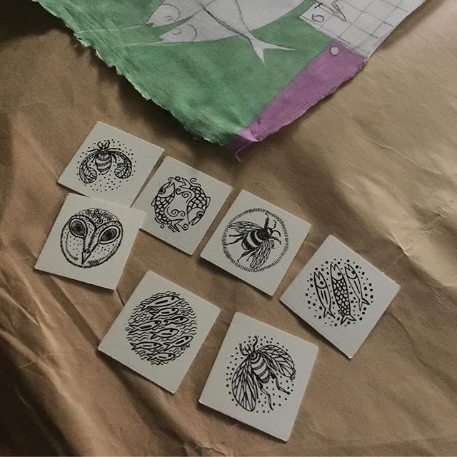 More 2 minute sketches. Designing labels
.
.
.
#2minutepractice #kaizen #labels #parallaxartfair #rebeccaduckettwilkinson #inksketches #artist #painting #parallaxartfair2018 #seeyouinlondon