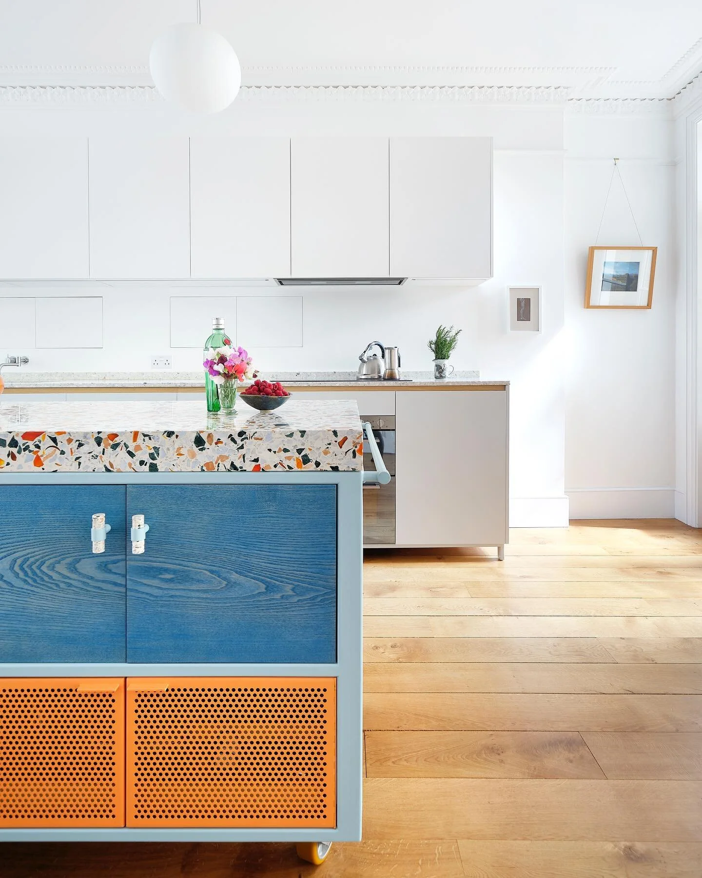 Perfect use of colours in a minimal space by @johnnyfoat Architects and @witlof_design