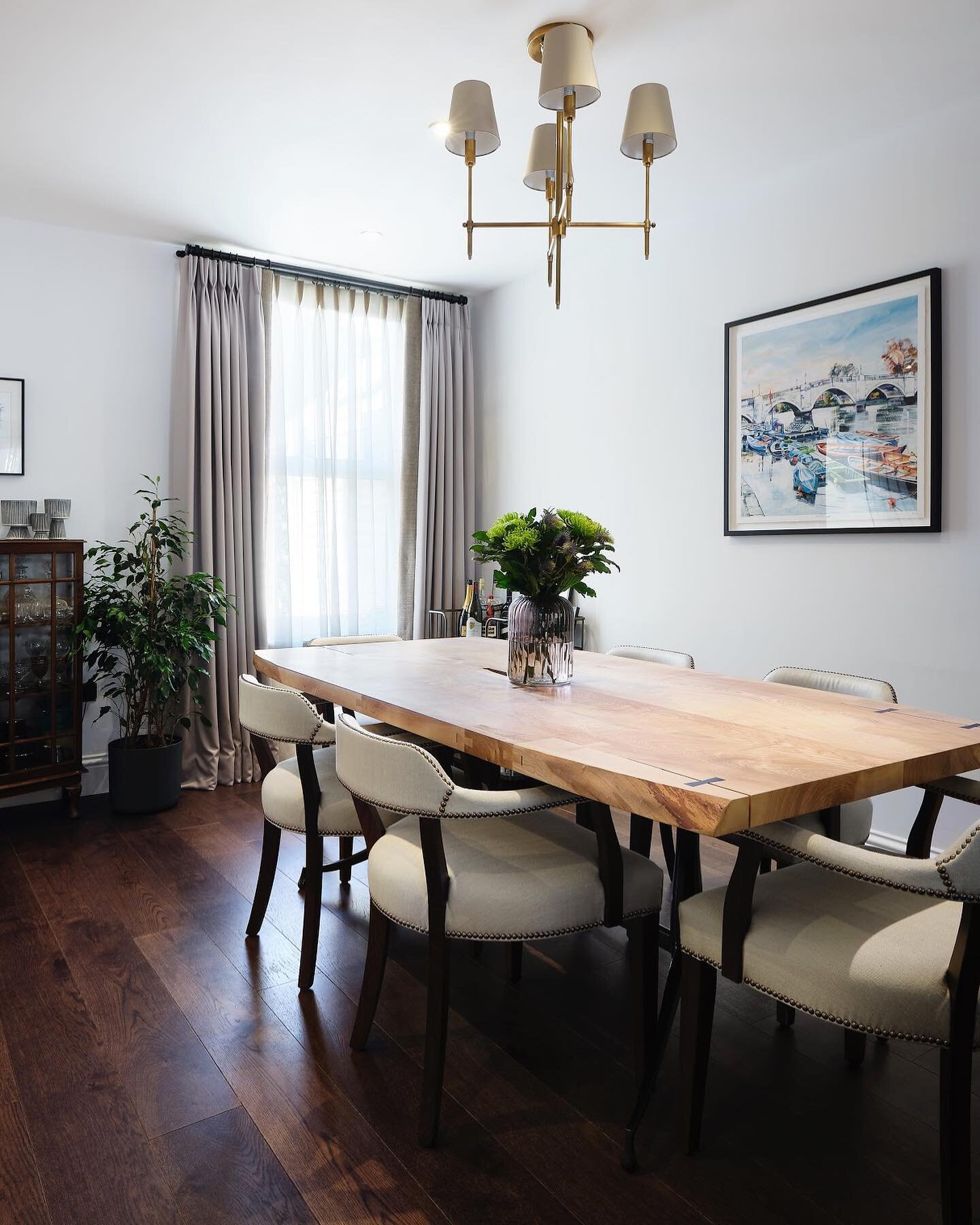 Gorgeous dining space and handmade furniture from @nicolamerrittinteriordesign 's Isleworth Terrace project