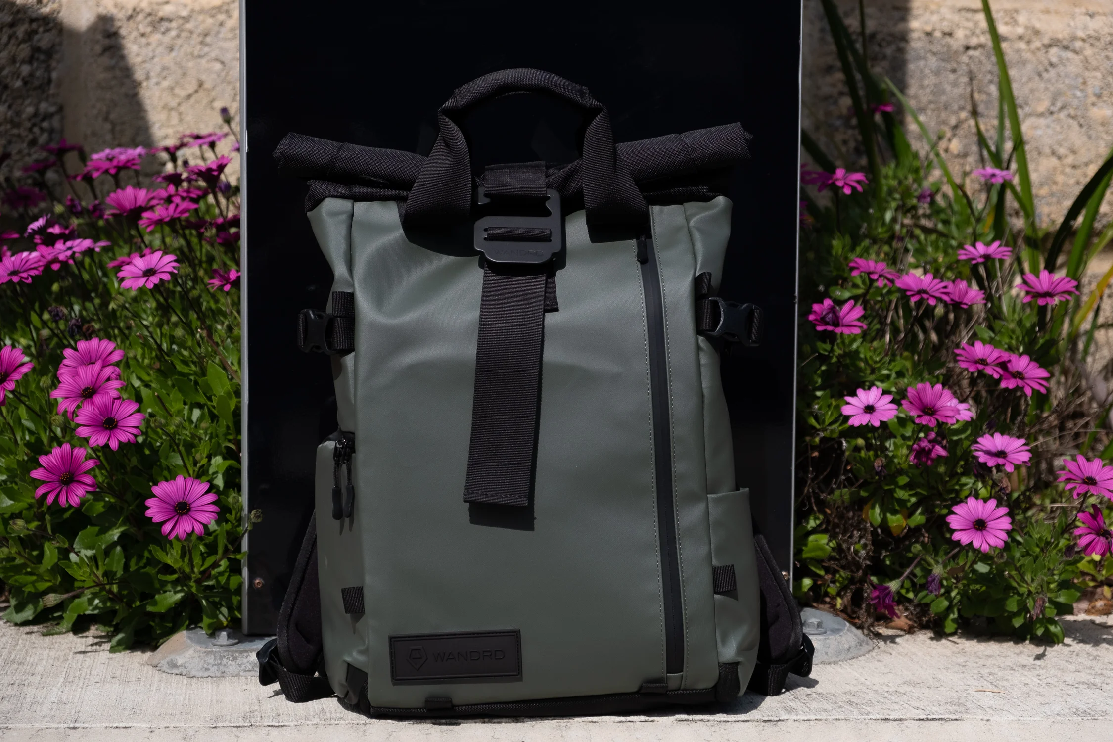 This is in Wasatch Green. Other options are the Agean Blue or just plain Black. I like the green. It’s very muted and it doesn’t scream LOOK AT MY BAG!!!