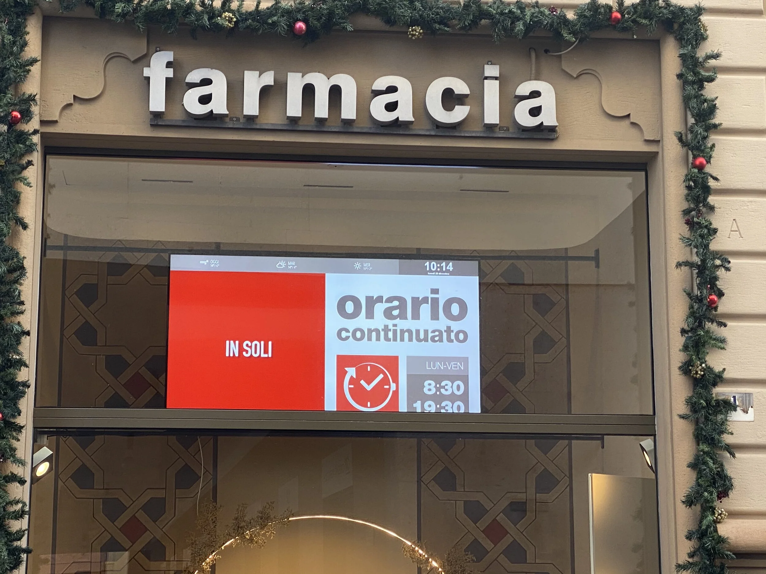 Monitor 75" ad Alta Luminosità per Vetrina presso Farmacia Rossi (Lugo, RA)