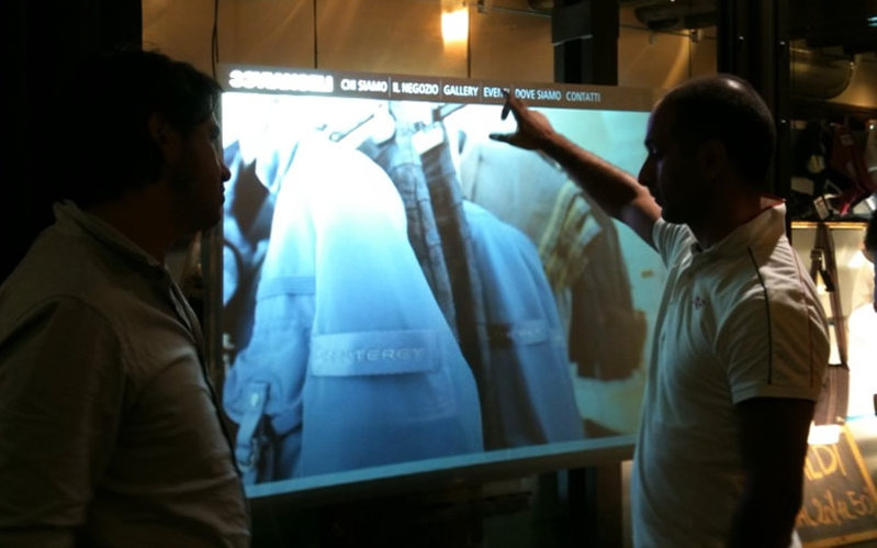 Vetrina Interattiva con Schermo Olografico