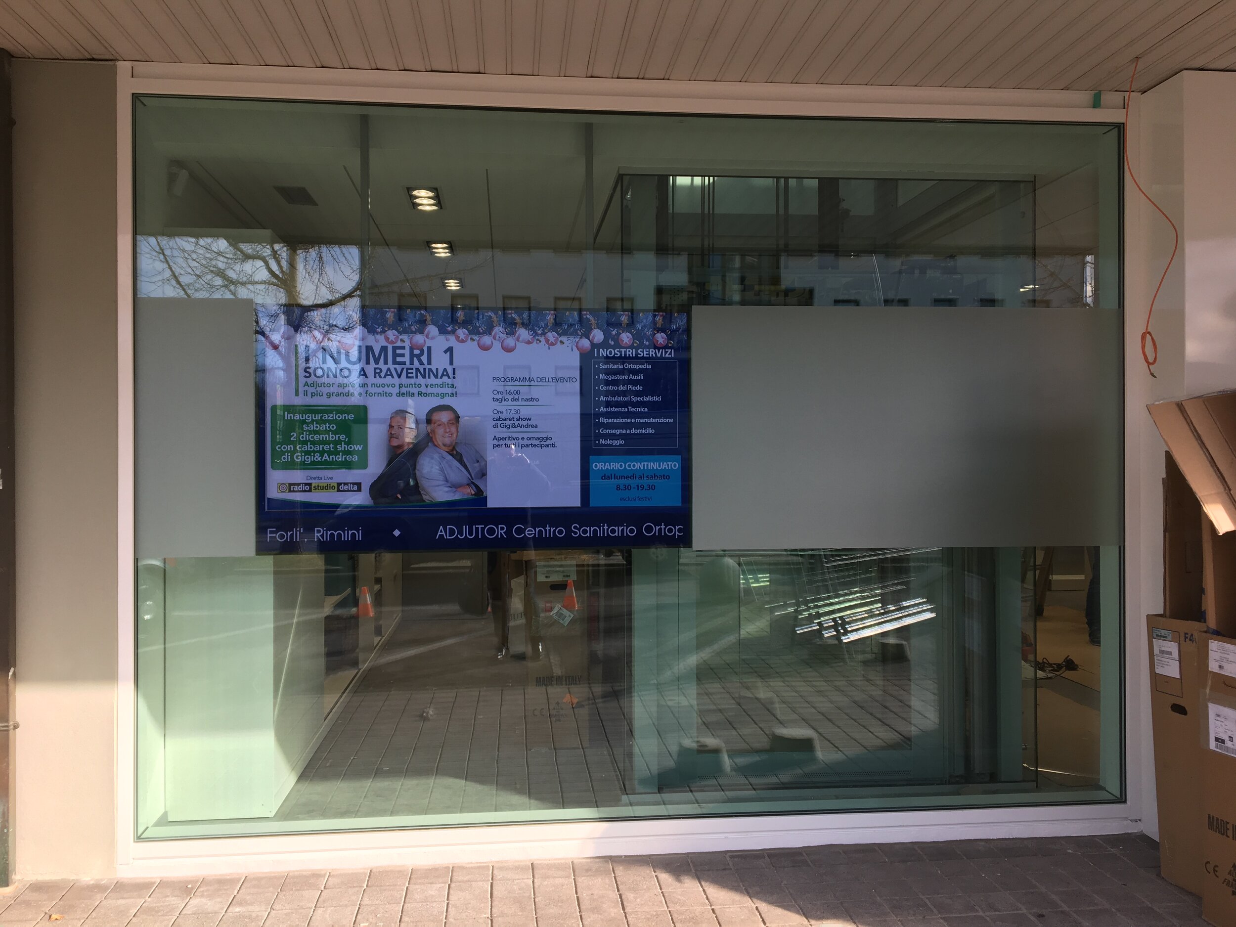 Monitor 75" Ad Alta Luminosita per Vetrina, presso Sanitaria ADJUTOR, Ravenna (RA)