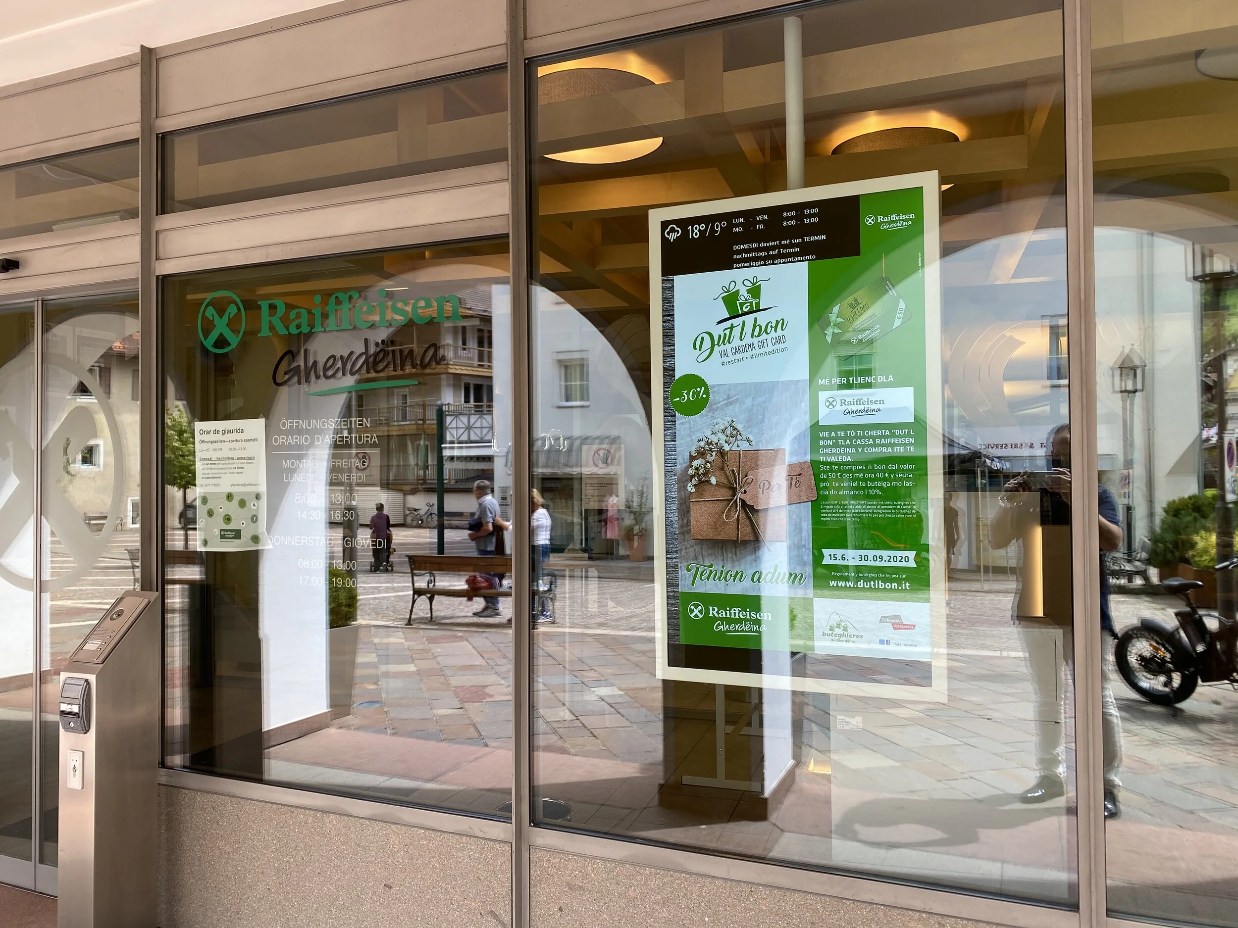 TOTEM EXPLORA 55” + MONITOR 55” AD ALTISSIMA LUMINOSITÀ DA 4.000 NITS Presso BANCA RAIFFEISEN Val Gardena (ORTISEI, BZ)