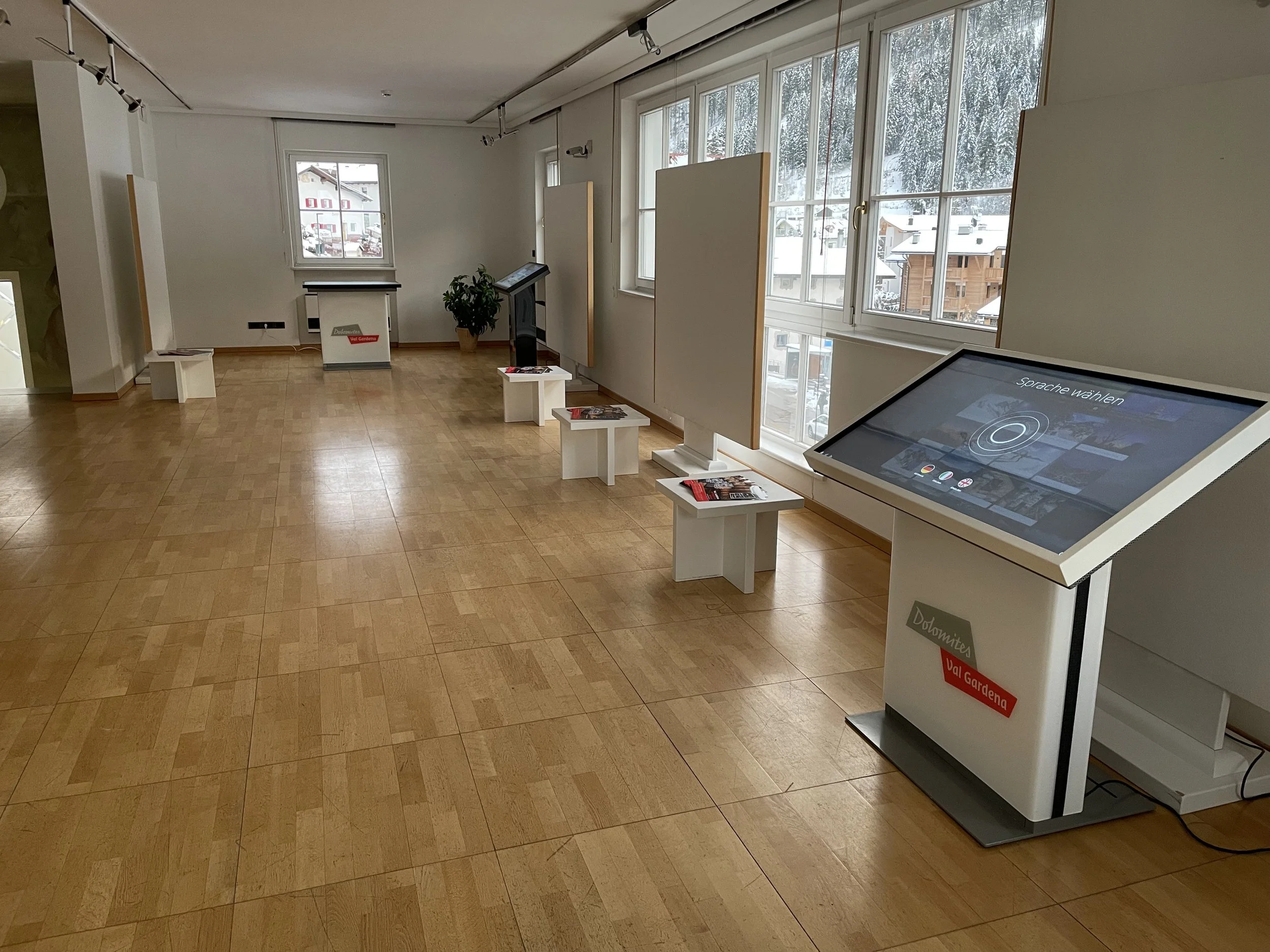 Nuovo Show-Room EVOLUTHA / Dolomites Val Gardena presso Santa Cristina in Val Gardena