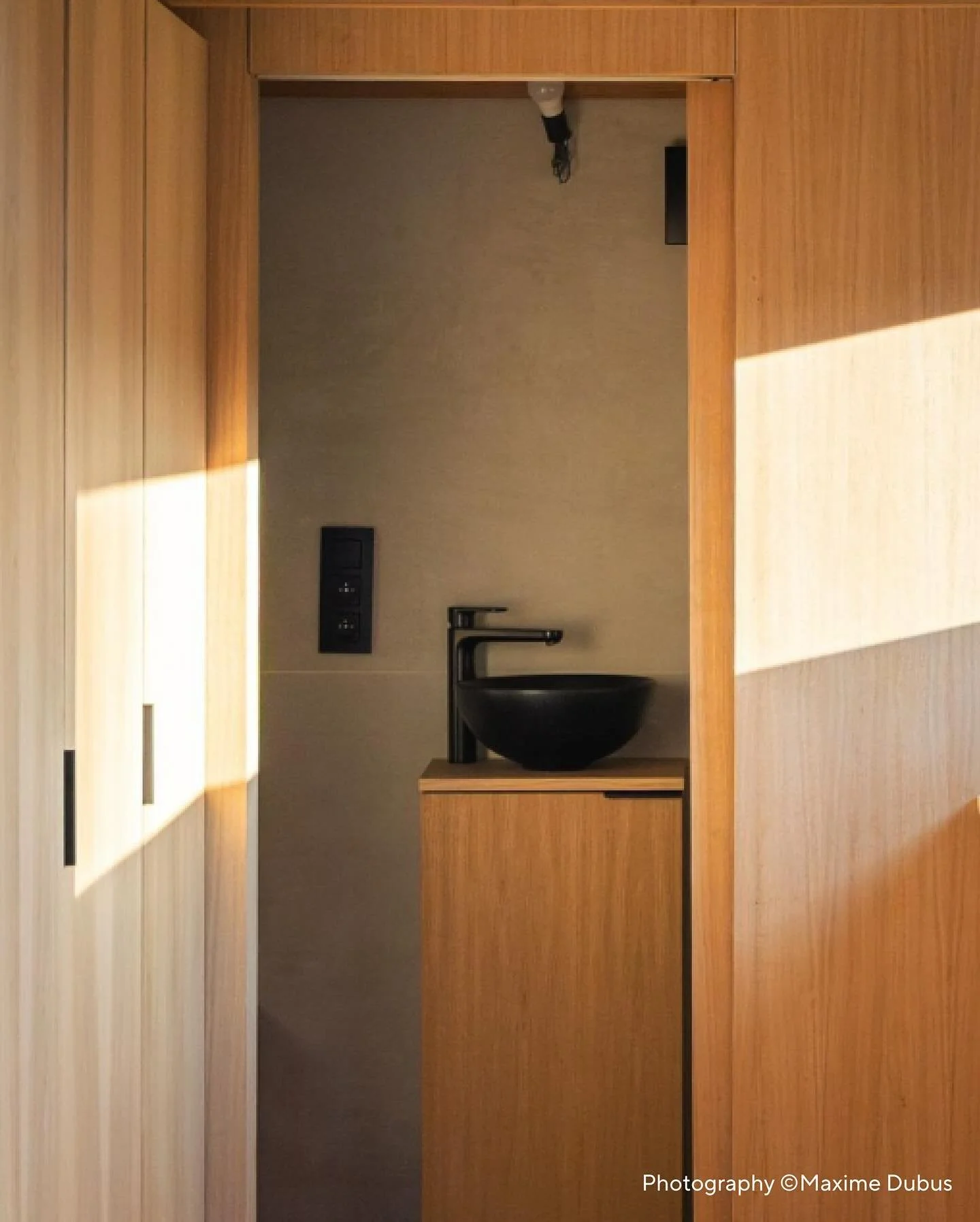 Thoughtfully crafted and placed in harmony with its surroundings, Altitude 99 offers a gentle pause from the rhythm of everyday life. Warm materials, soft light, a quiet invitation to breathe. ✨  Photography by @dbs.maxime #tinyhousedesign #ecoarchit