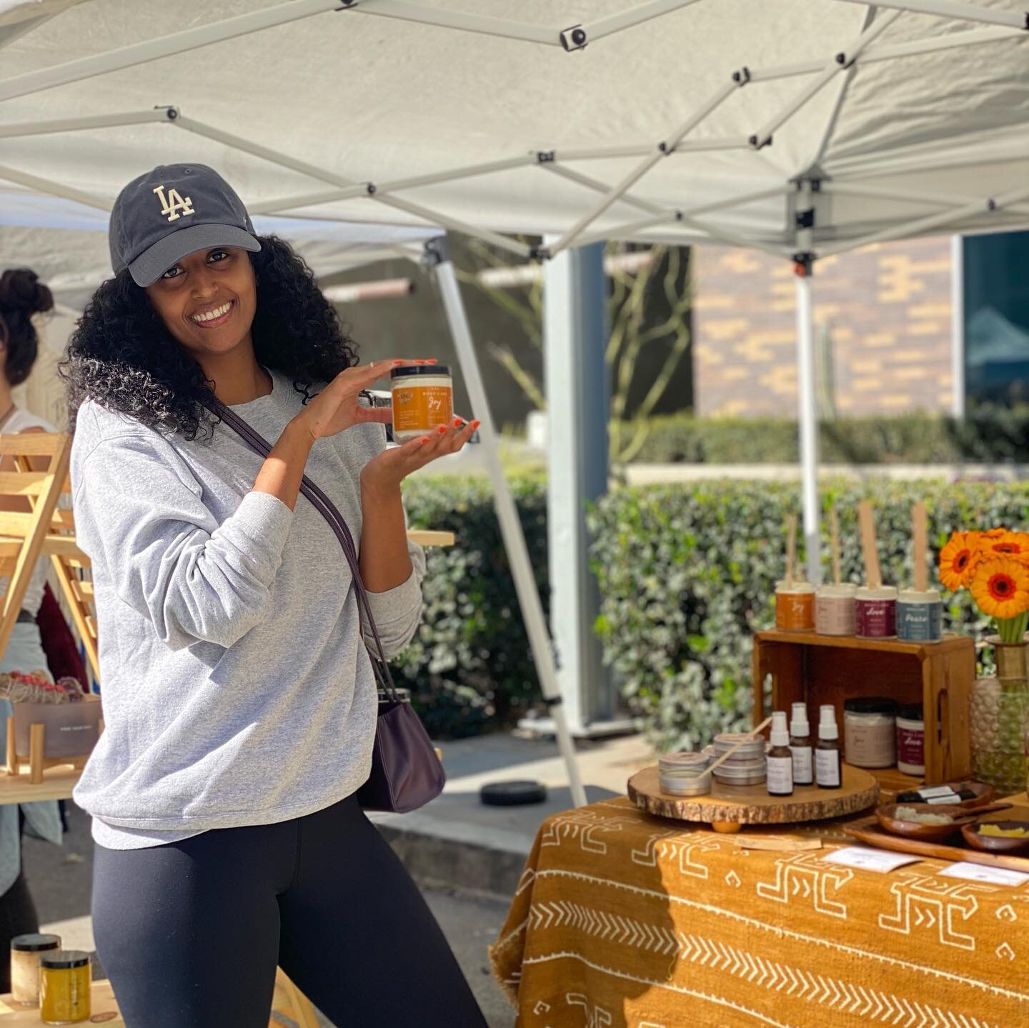 I appreciate you all so much, it felt  amazing to be back at the market. 🧡
.
.
#nature #health #entrepreneurship  #relax #natural #nurture #apothecary #plants #beauty #spiritual #journey #explorerpage #viral #reels #explorer #love #lifestyle #wellne