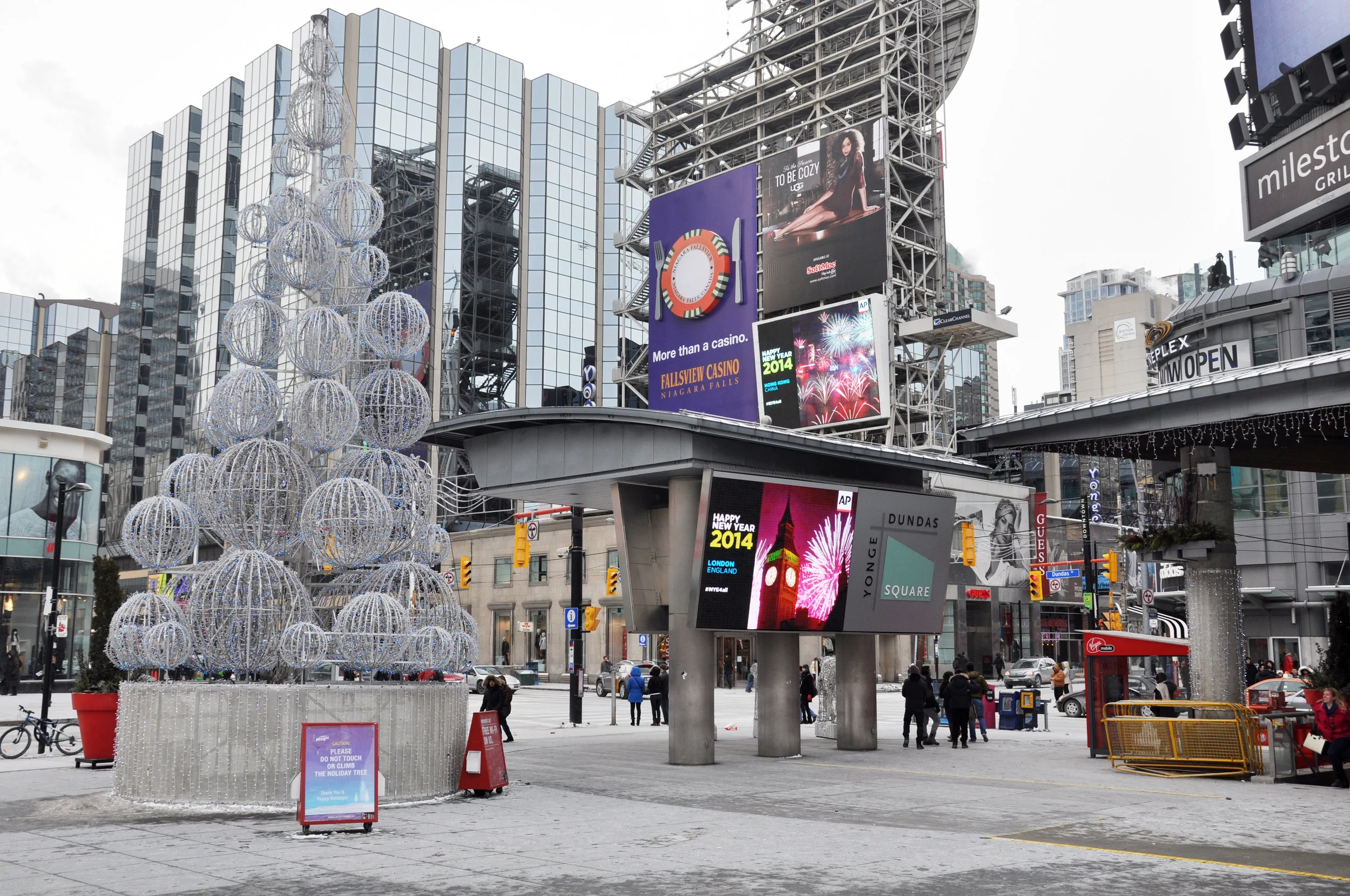 NY-2014-DSQ-LEDs-London.jpg
