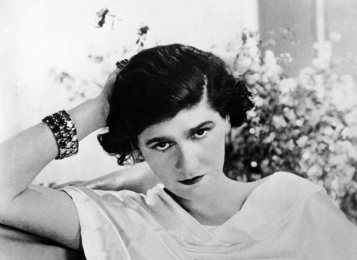 coco chanel posing on a sofa in 1920.jpg