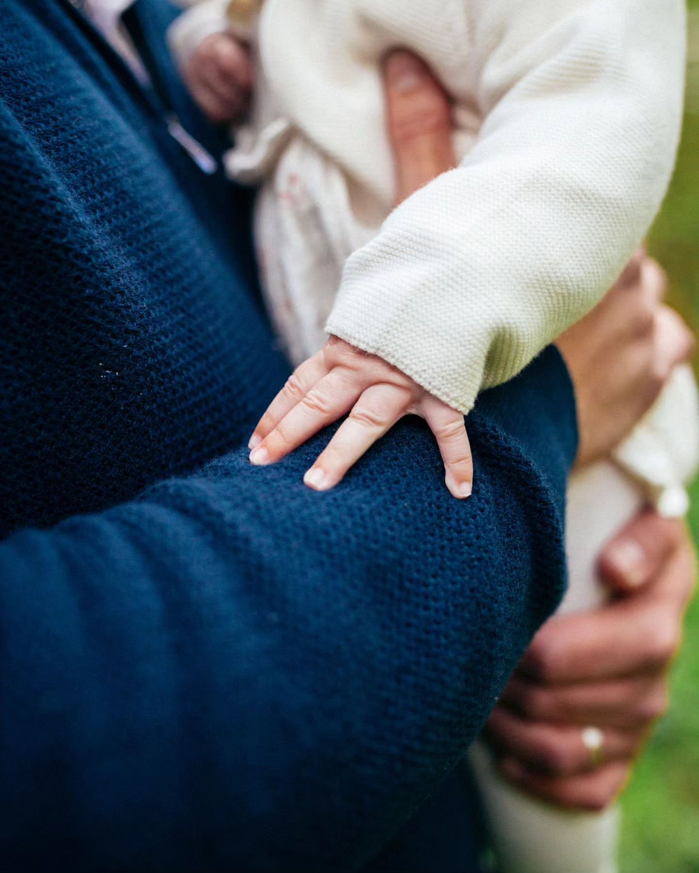 Little hands 😍 
.
#katiecalverphotography #bedfordshirephotographer #bedfordphotographer #photography #photographer #photo #photographylover #photoshoot  #newbornphotographer #bedfordnewbornphotographer #bluebellwoods #happy #family #familyphotograp