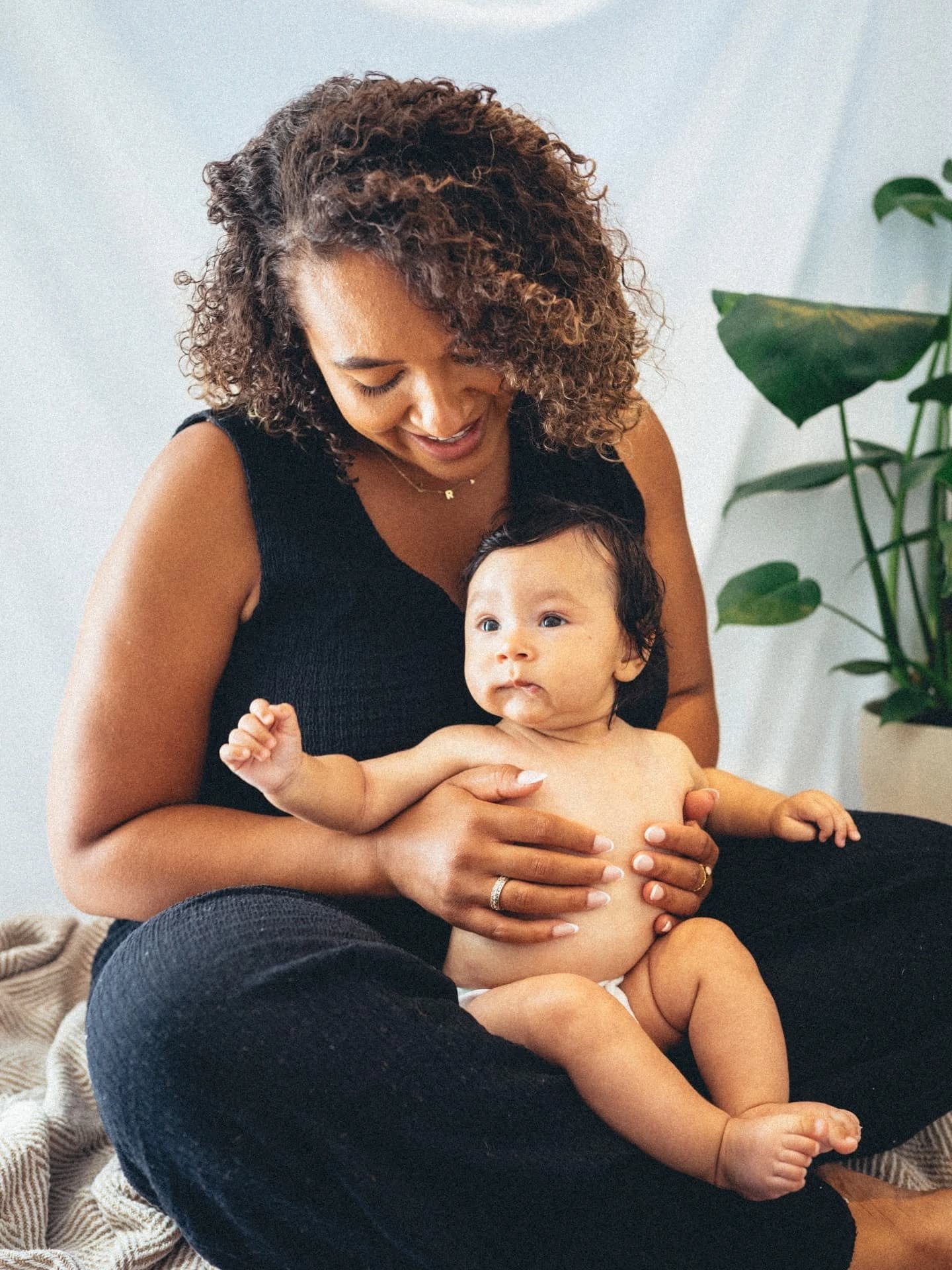 ✨️Mumma &amp; Baby ✨️

There&rsquo;s nothing quite like the quiet connection between a mumma and her baby. The way they look at each other, the soft cuddles, the little in-between moments that speak volumes. These are the memories worth holding onto 