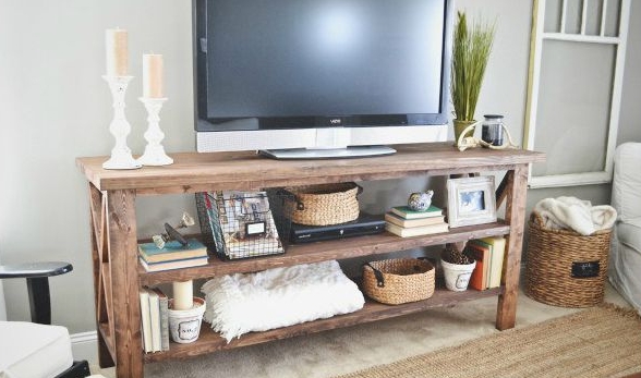 Rustic-diy-tv-stand-hack-via-smallspaces.about.com-56a889433df78cf7729ea05c.jpg