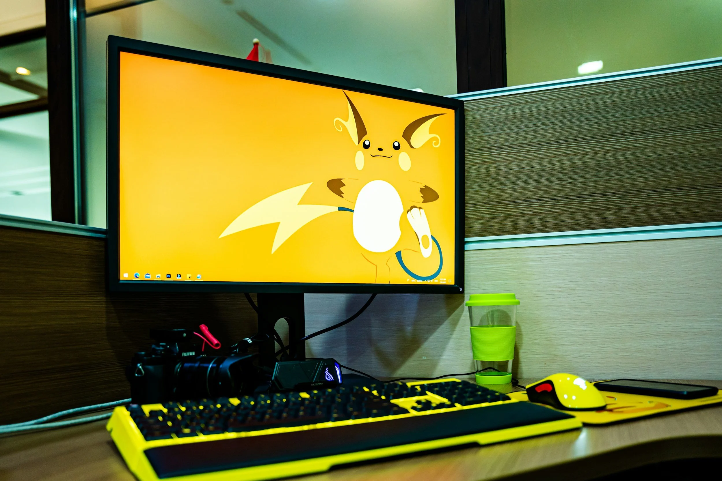 Is Your Desktop a Disaster? Here's How to Declutter Effectively