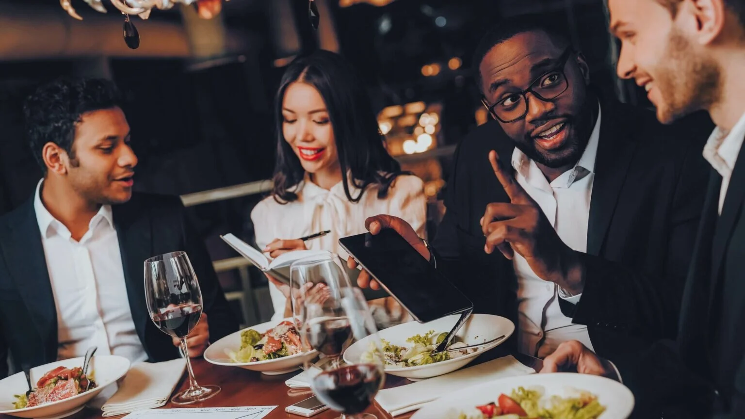 Business-Knigge: 7 Fettnäpfchen bei Geschäftsessen