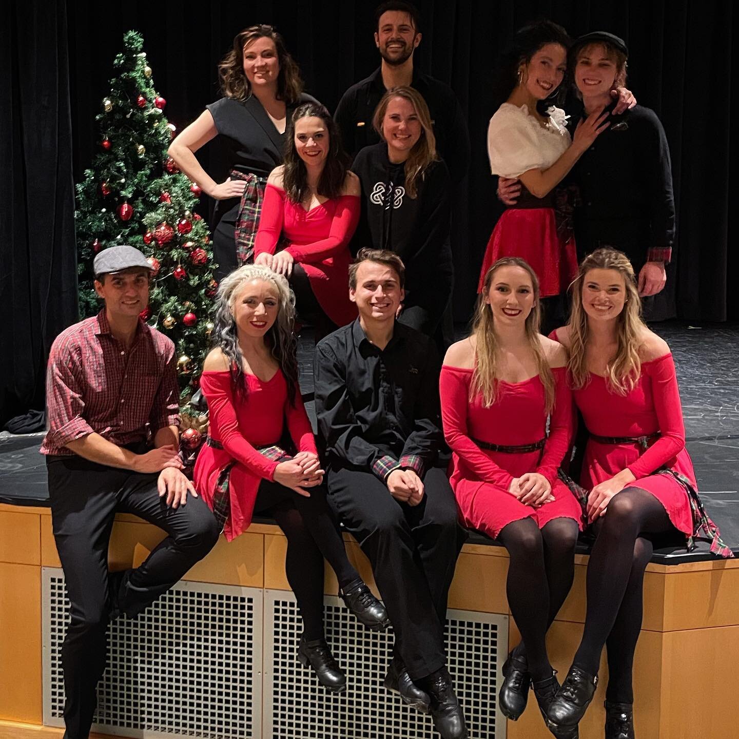 Thank you to Greenwich for having us last night to perform excerpts from
🎄A Celtic Christmas Story 🎄after last seasons disruption, it was wonderful to break out the holiday cheer and ornaments once again!
.
.
.
#irishdance #irishdancers #irishdanci