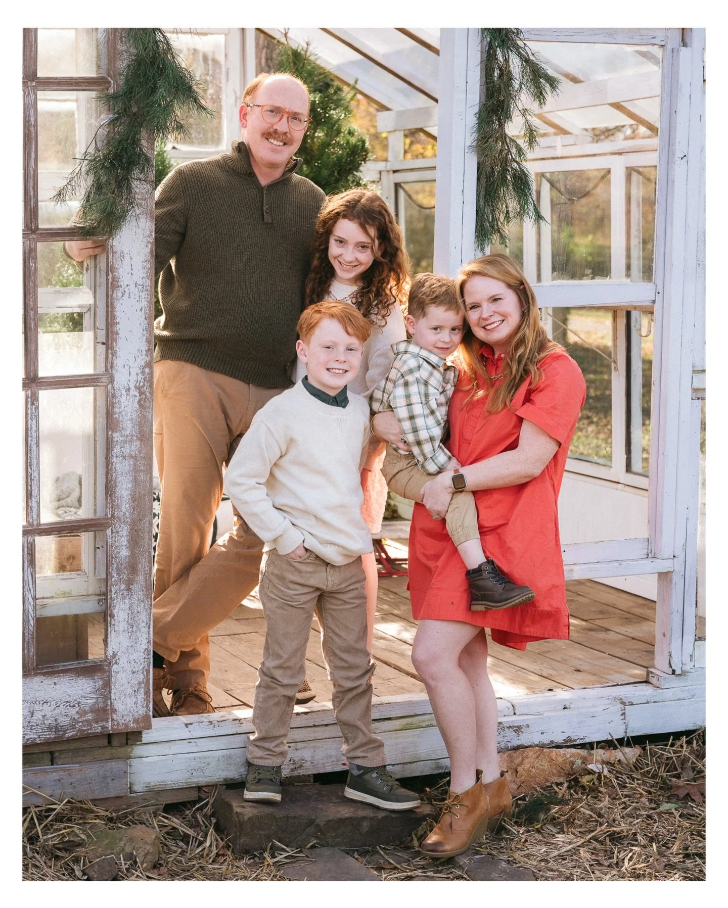 Christmas minis 🙌🎅🎄 Excited to share a few highlights from my first ever Christmas Minis at the Little Glass Greenhouse on Viney Grove ✨ 

Sadly all my Wonderland Tree Farm minis rained out this year, but I feel like this setup really brought in t