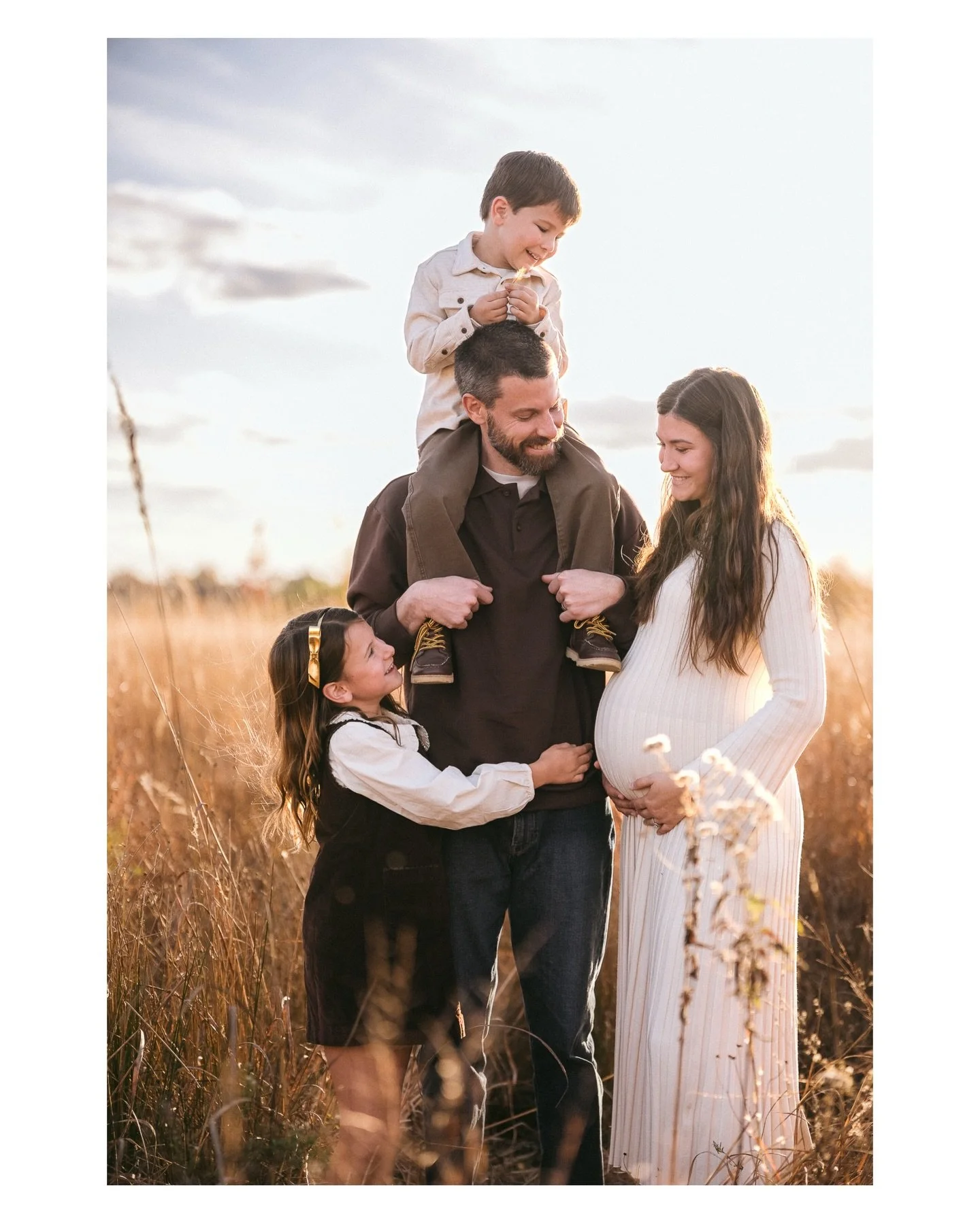 I&rsquo;m not singling out many mini sessions this year, but for this one the stars just kind of aligned in my opinion. Perfectly adorable/loving family (with one on the way!), stunning light and weather, and just good vibes all around ✨ 

.
.
.
.
.
