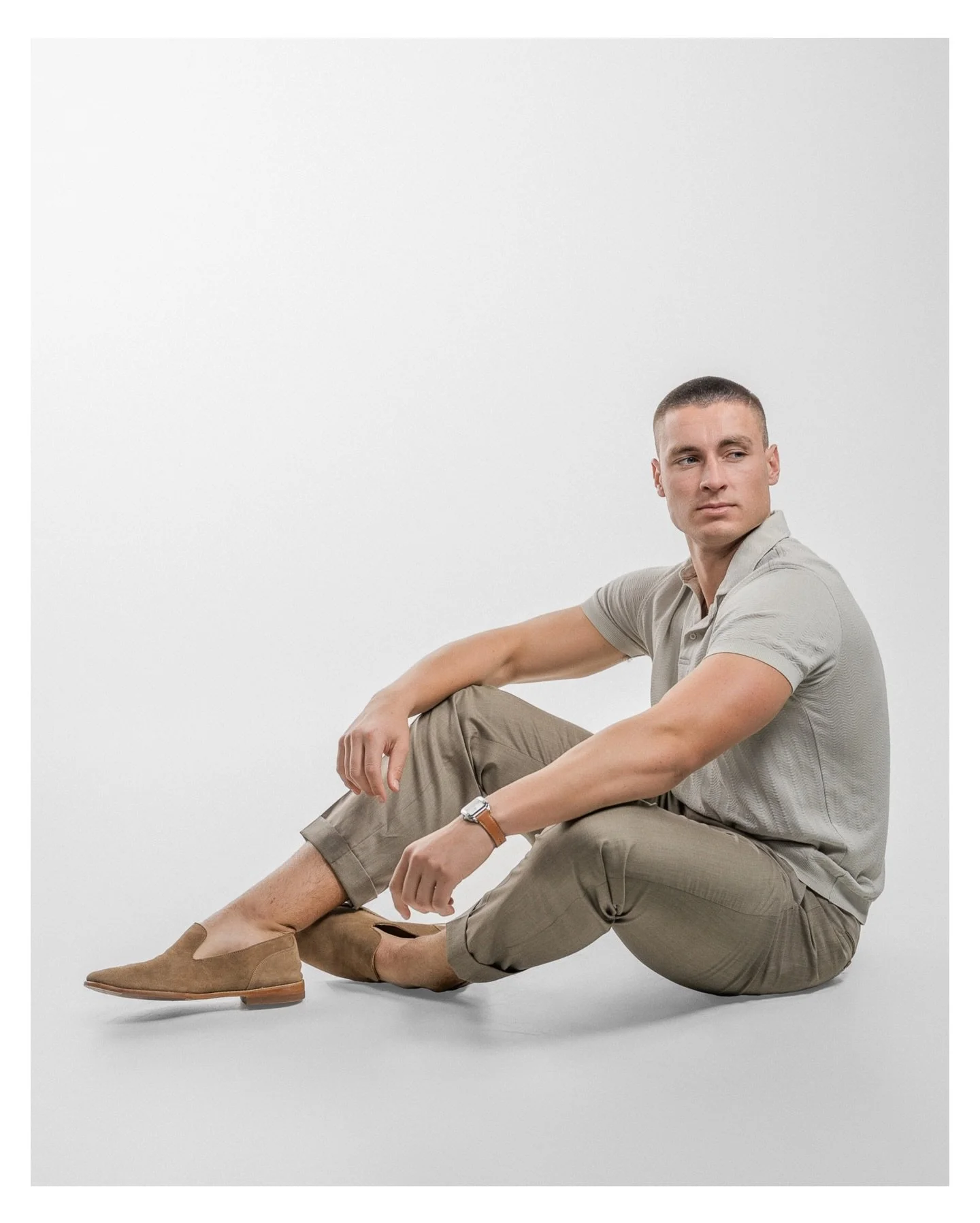 Portfolio update for Benjamin, bringing the confidence straight at the camera 📸 

For @avamgmt ✨ 

.
.
.
.
.
#nwaphotographer #bentonvillephotographer #studioportrait #headshotphotography #personalbranding