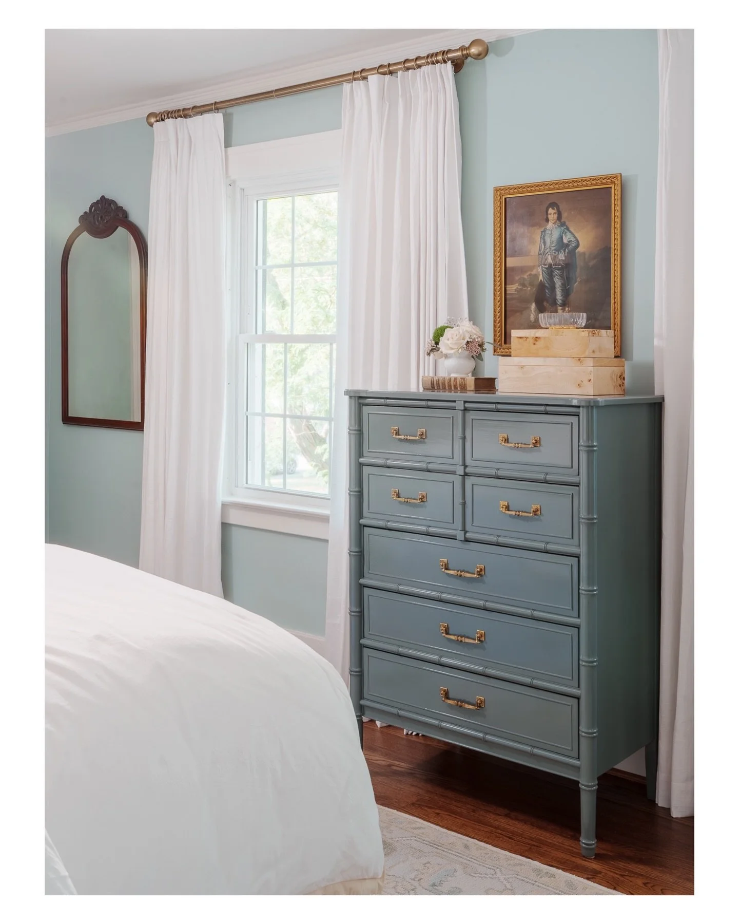 Moving on to the bed/baths for Katie&rsquo;s @bloodworth_hospitality_design Michigan project ✨ We actually spent the night in one of these while we were photographing the space, and it was just lovely ☺️ Fresh and elevated while staying true to its h