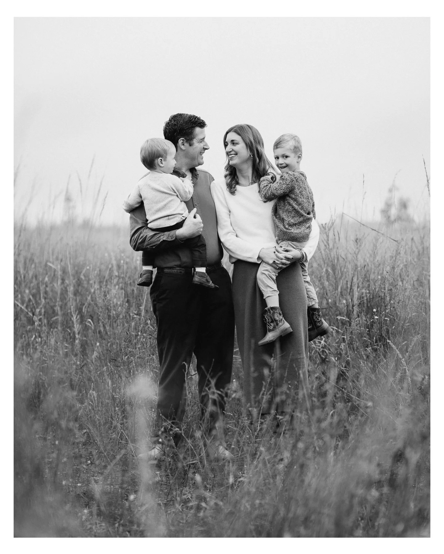 Osage Park, fall edition.
Quiet moments from more minis a few weeks back 🍁

#nwaphotographer
#bentonvillephotographer
#fallfamilyphotos
#naturallightportraits
#osagepark